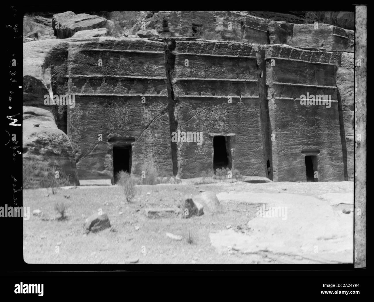 Petra. Abbassare siq. Nabatean tipo assiro monumento con doppio fregio crowfoot Foto Stock