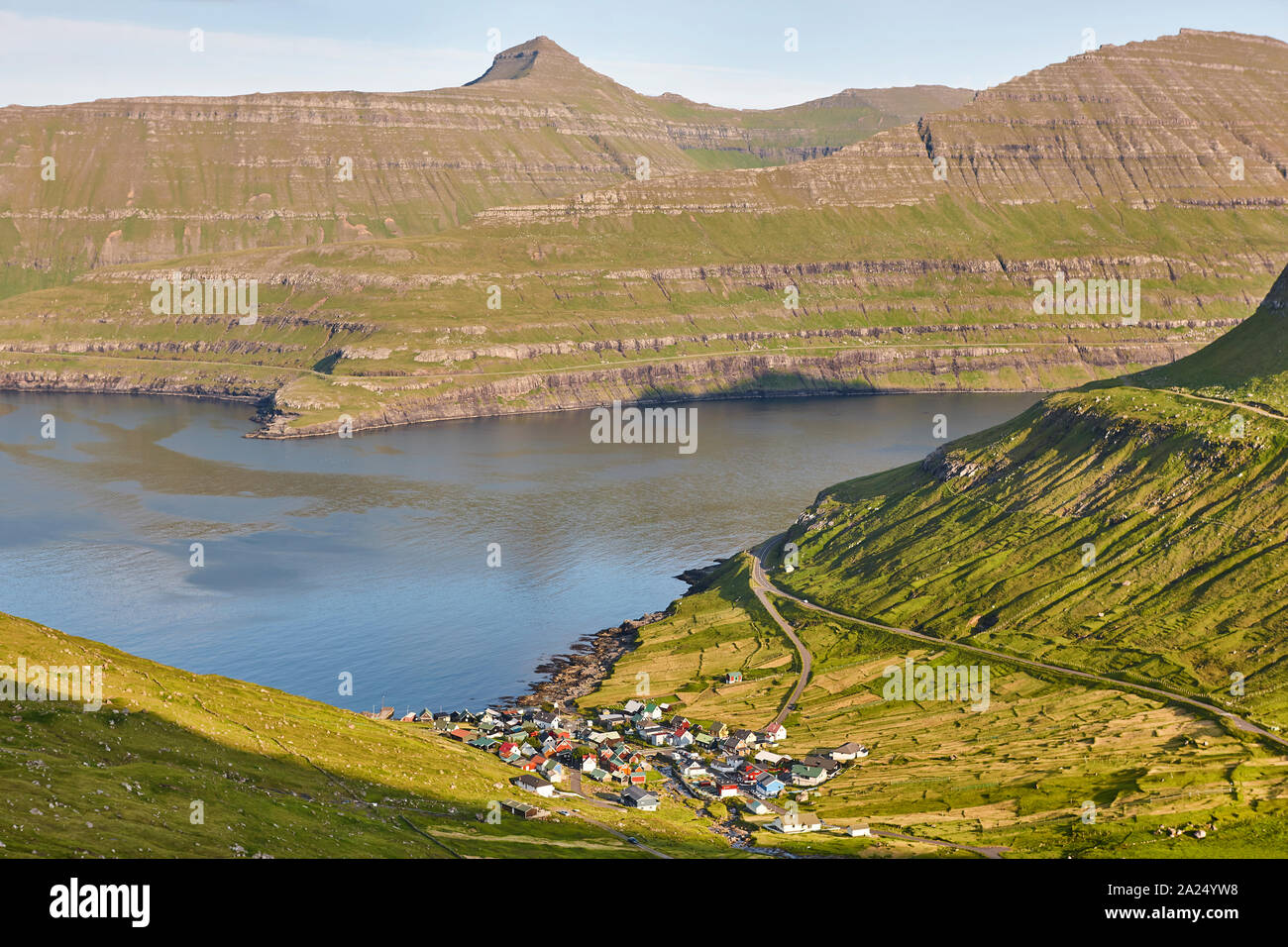 Tradizionale villaggio delle Isole Faerøer di funningur circondato dal fiordo. Paesaggio Faerøer Foto Stock
