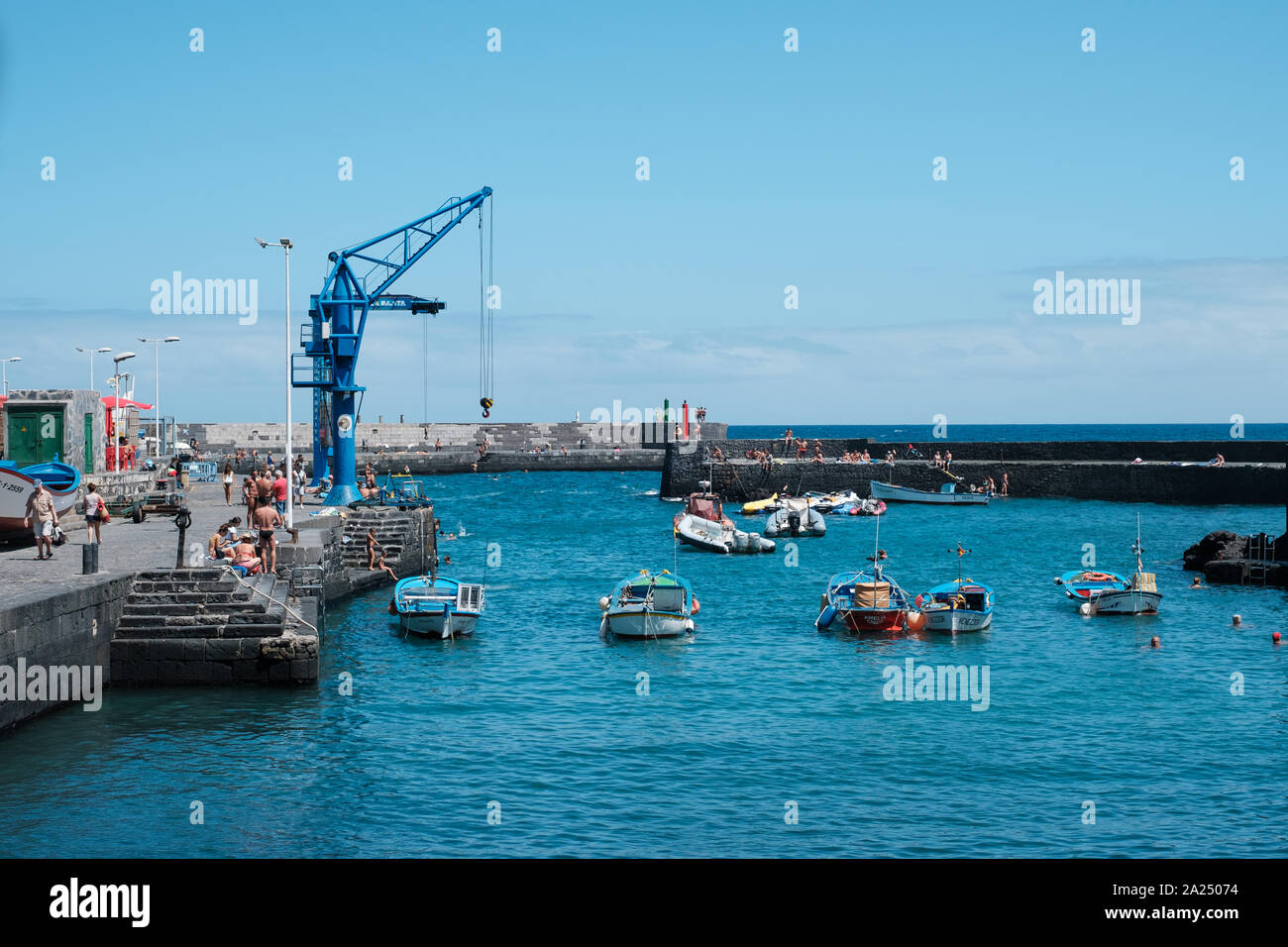 Tenerife, Spagna - Agosto, 2019: Fisher barche nel vecchio porto da pesca (Playa del Muelle) in Puerto de la Cruz Tenerife Foto Stock