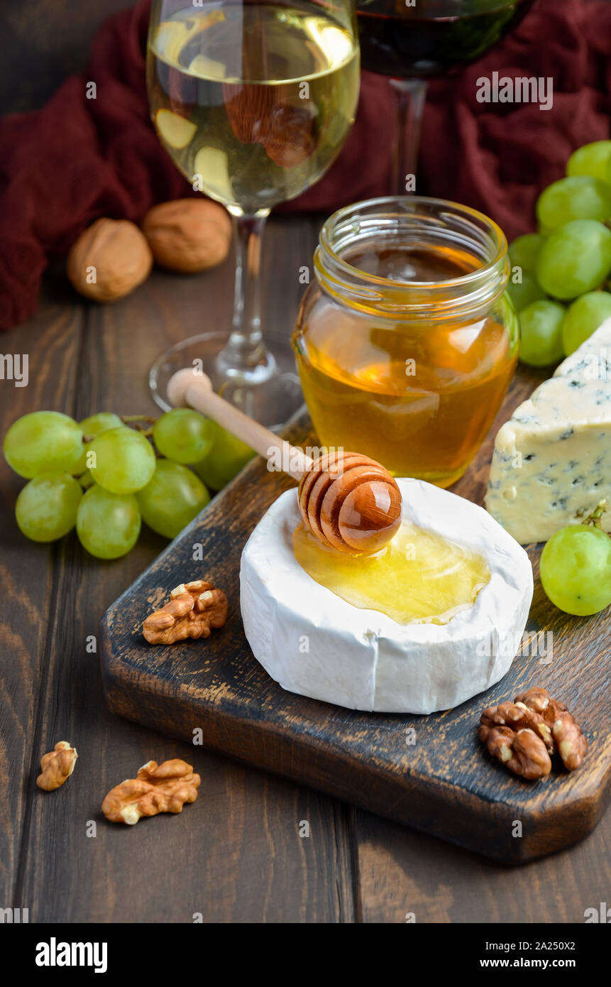 Varietà di formaggio con l'uva, le noci e il miele. Foto Stock