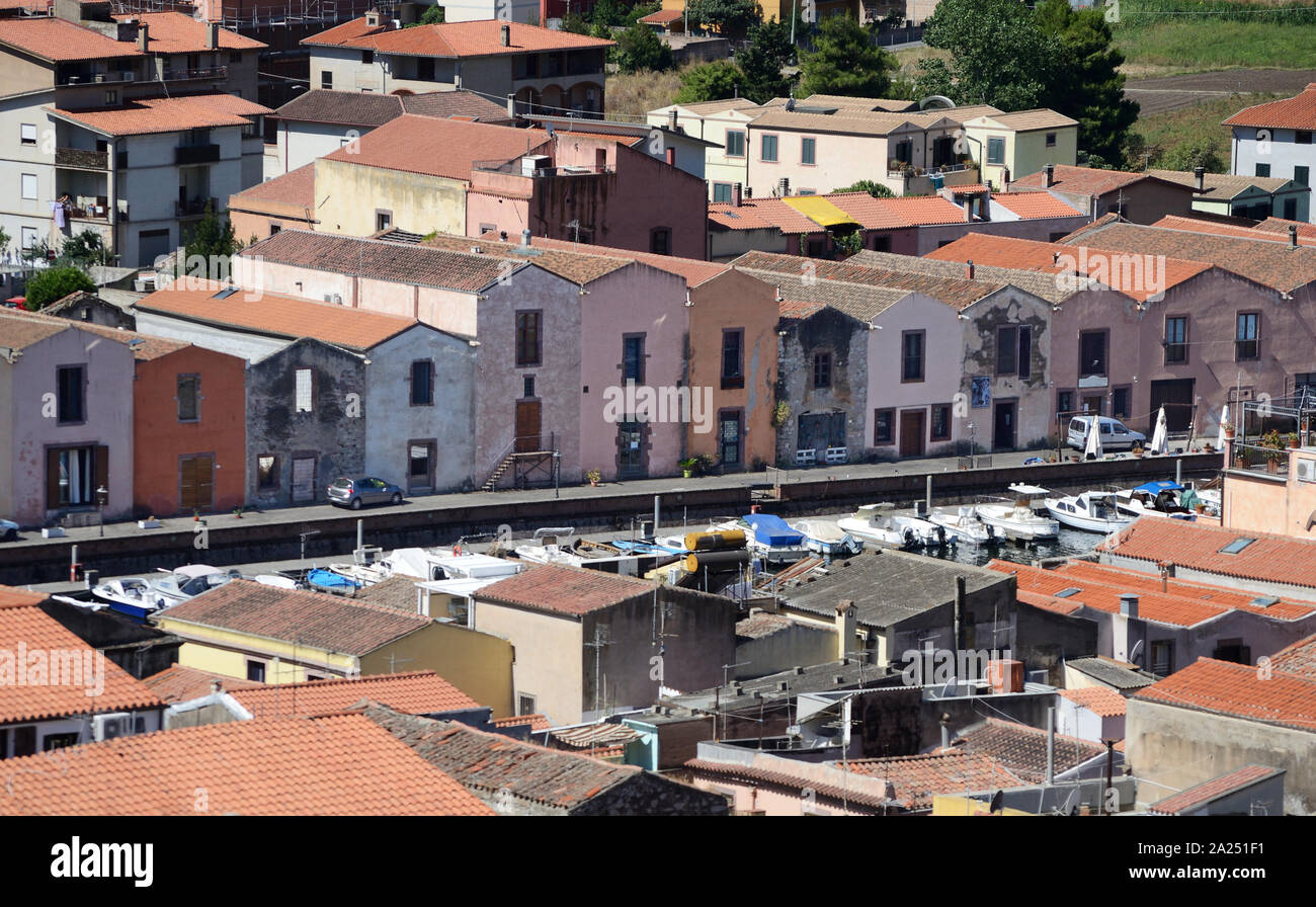Vista delle antiche concerie, con le loro facciate colorate, della città di Bosa, lungo il corso del fiume Temo, in Sardegna Foto Stock