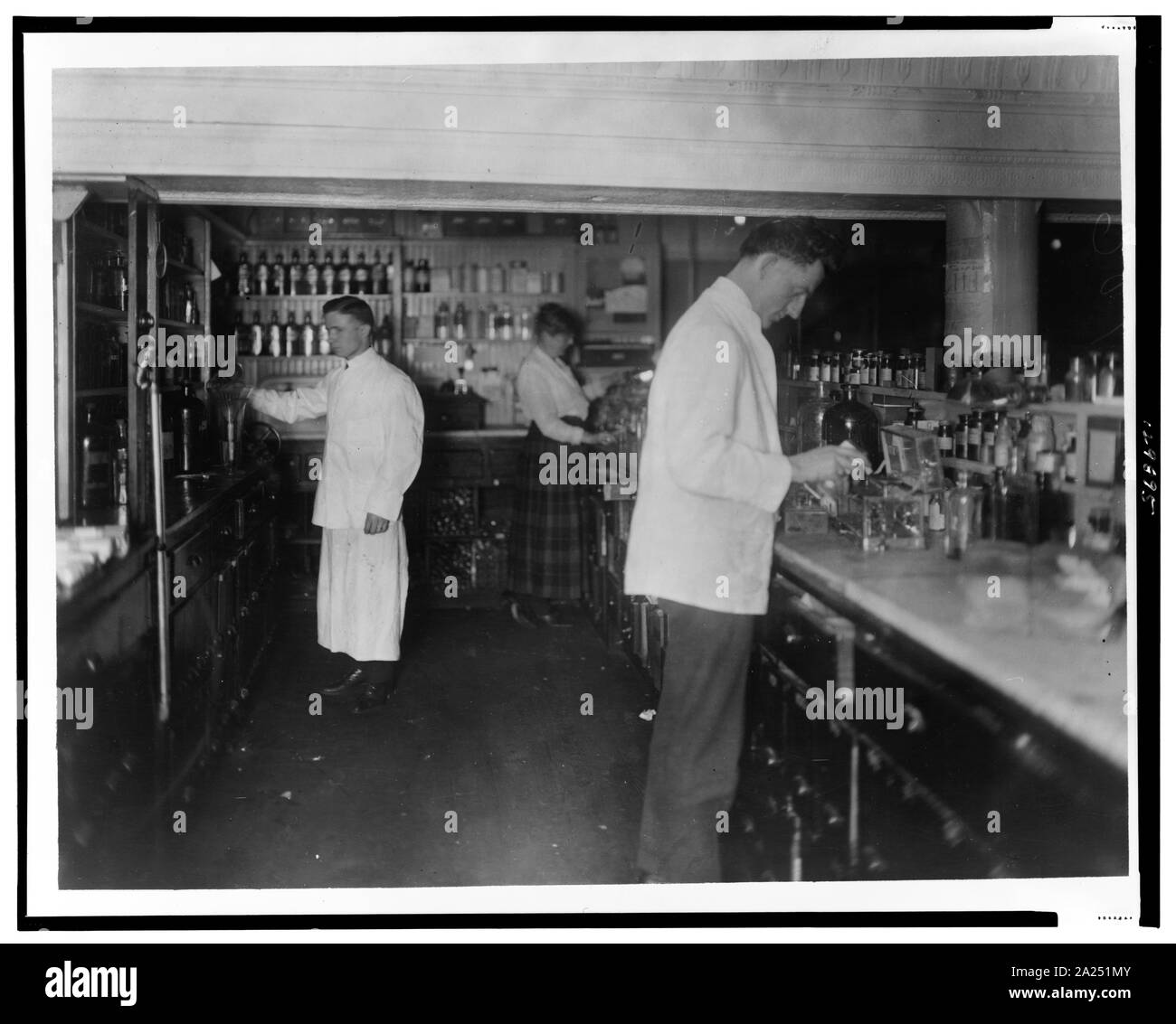 Farmacisti a persone di Drug Store, 7 e E STRADE, N.E., Washington D.C., a contrastare la preparazione di farmaci Foto Stock
