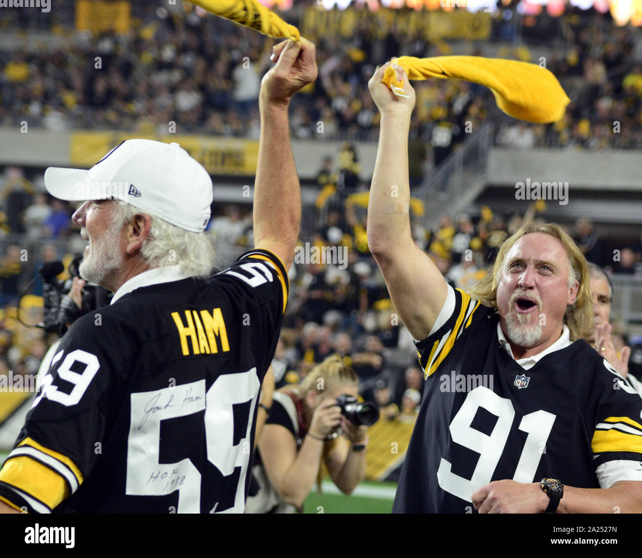 Pittsbugh, Stati Uniti. 01 ott 2019. Steelers Hall of Fame stelle Jack prosciutto e Kevin Green conduce le ventole nel terribile ondata di asciugamani prima di iniziare il gioco contro Cincinnati Bengals a Heinz Field di Pittsburgh lunedì 30 settembre, 2019. Foto di Archie Carpenter/UPI Credito: UPI/Alamy Live News Foto Stock