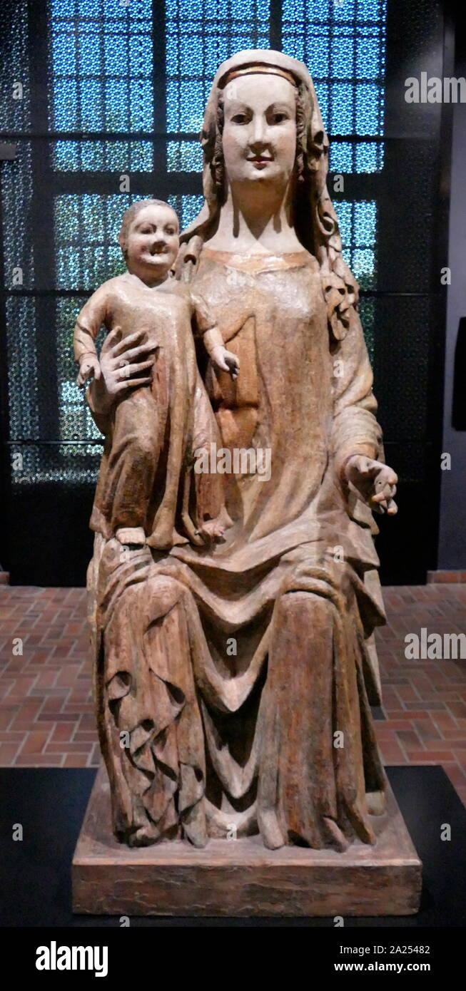 Madonna e Bambino, statua della Germania meridionale. Dipinto e dorato su legno. Il XIV secolo Foto Stock