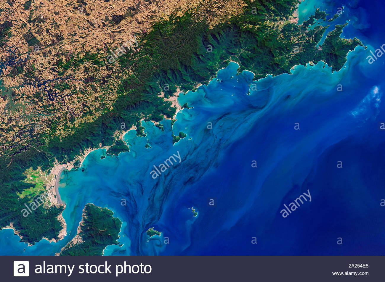 Bloom fitoplanctonico moto vorticoso nelle acque al largo della costa dello stato brasiliano di Sao Paulo. La Terra operative imager (OLI) sul satellite Landsat 8 satellite catturata l'immagine il 5 settembre 2017. identificato la specie come probabilità di essere Gymnodinium aureolum. Foto Stock