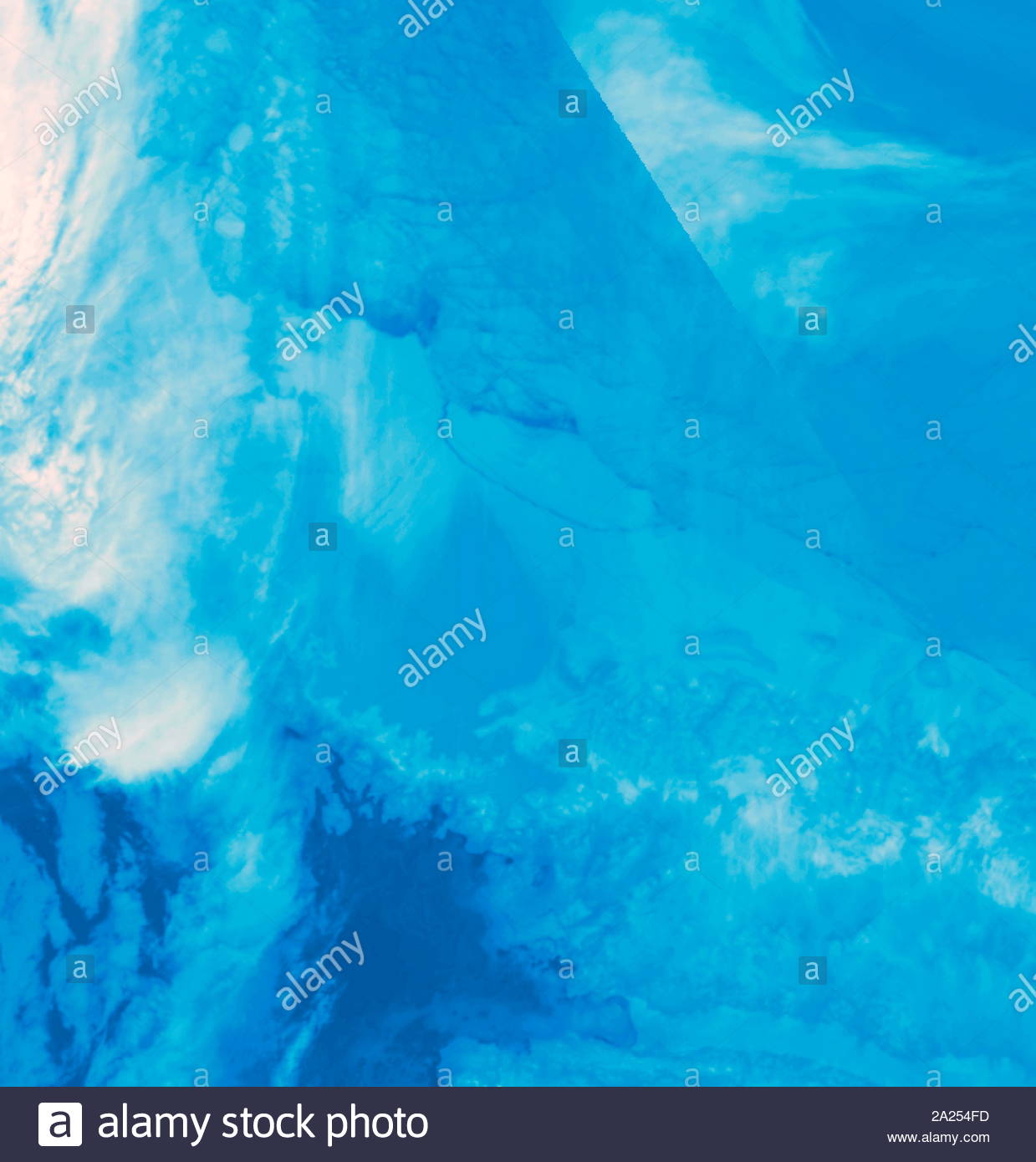 Iceberg circa le dimensioni del Delaware scisso dall'Antartide la Larsen C ice shelf su luglio 12, 2017. Blu scuro mostra dove la superficie è il più caldo--il più in particolare tra il nuovo iceberg e il ripiano di ghiaccio, ma anche in aree di oceano aperto o in cui l'acqua è sormontato dal mare sottile di ghiaccio. Blu chiaro colori mostrano intatto o ghiaccio più spessa (le superfici dello scambiatore di calore). Foto Stock