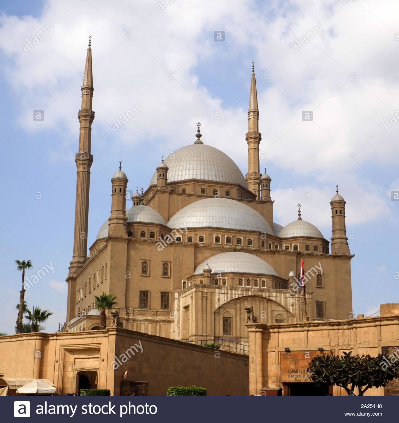La grande moschea di Muhammad Ali Pasha o la moschea di alabastro, nella Cittadella del Cairo in Egitto. commissionato da Muhammad Ali Pasha tra il 1830 e il 1848. Situato sulla cima della cittadella, questa moschea ottomana, il più grande di essere costruita nella prima metà del XIX secolo. La moschea è stata costruita in memoria di Tusun Pascià, Muhammad Ali più antichi del figlio che morì nel 1816. Foto Stock