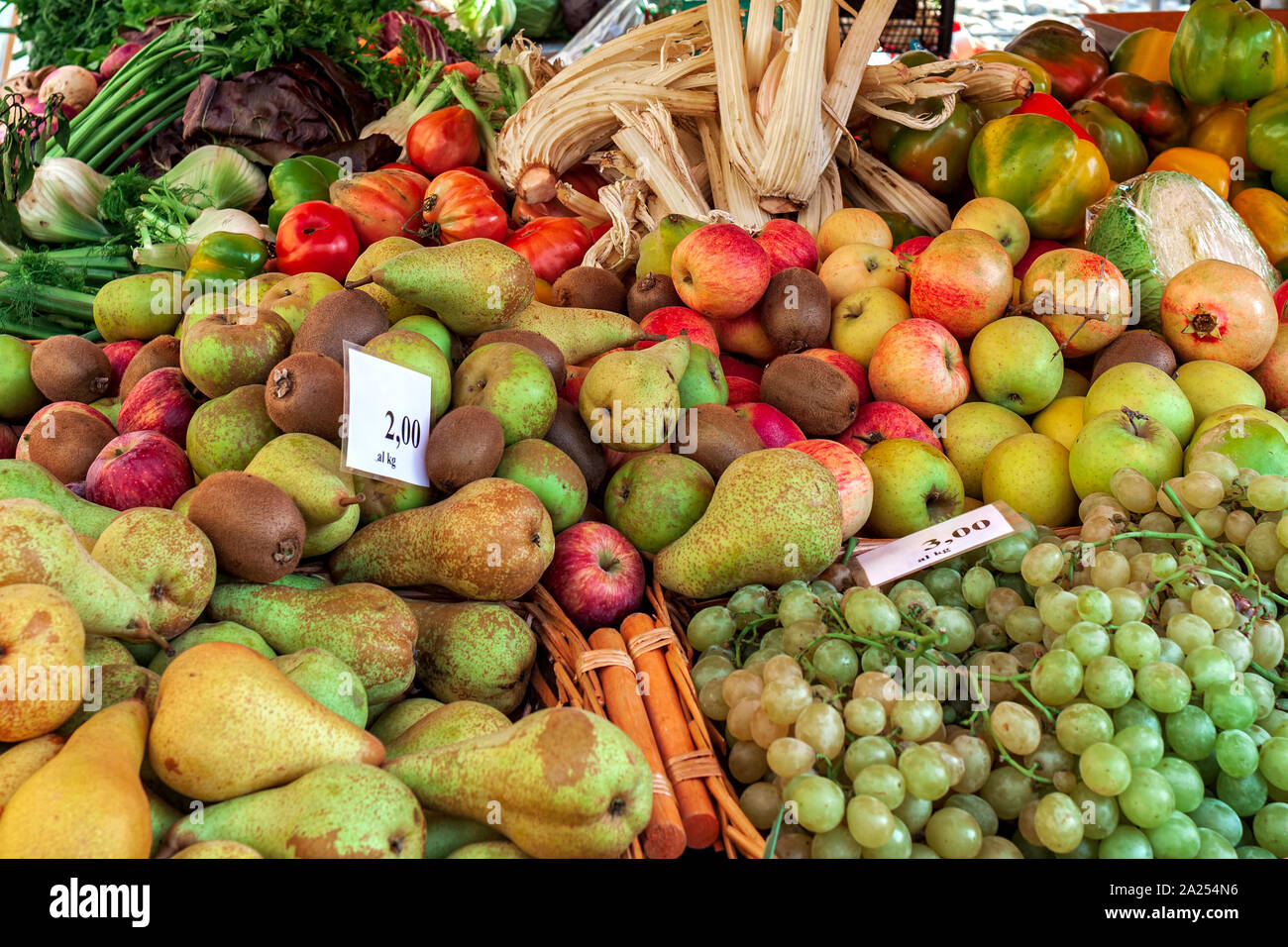 Uva, mele, pere e kiwi in stallo al mercato in Italia. Foto Stock