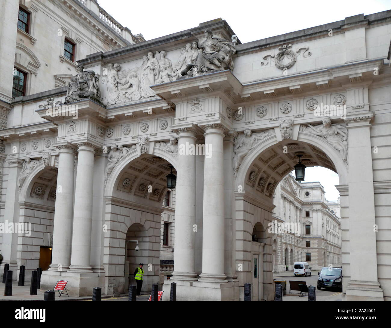 Ingresso al King Charles Street, Londra, dove il Tesoro e il ministero degli Esteri si trovano. Foto Stock