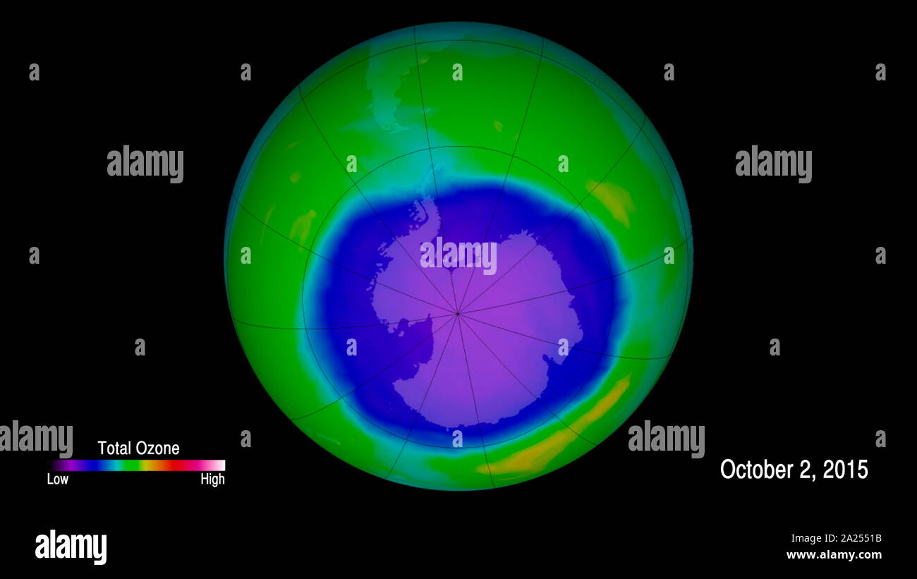Antartico foro di ozono il 2 ottobre 2015. Le concentrazioni di ozono per data, come indicato in blu e sono state catturate dalla OMI strumento sull'Aura satellite.&#13;&#10; Foto Stock