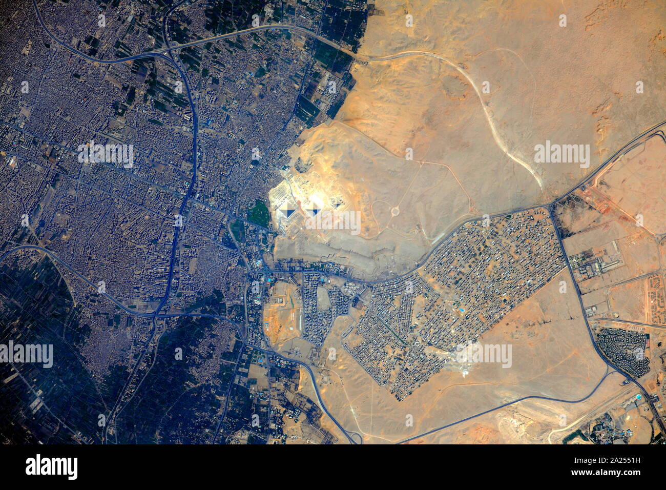Piramidi di Giza, 2012. Vista dallo spazio Foto Stock
