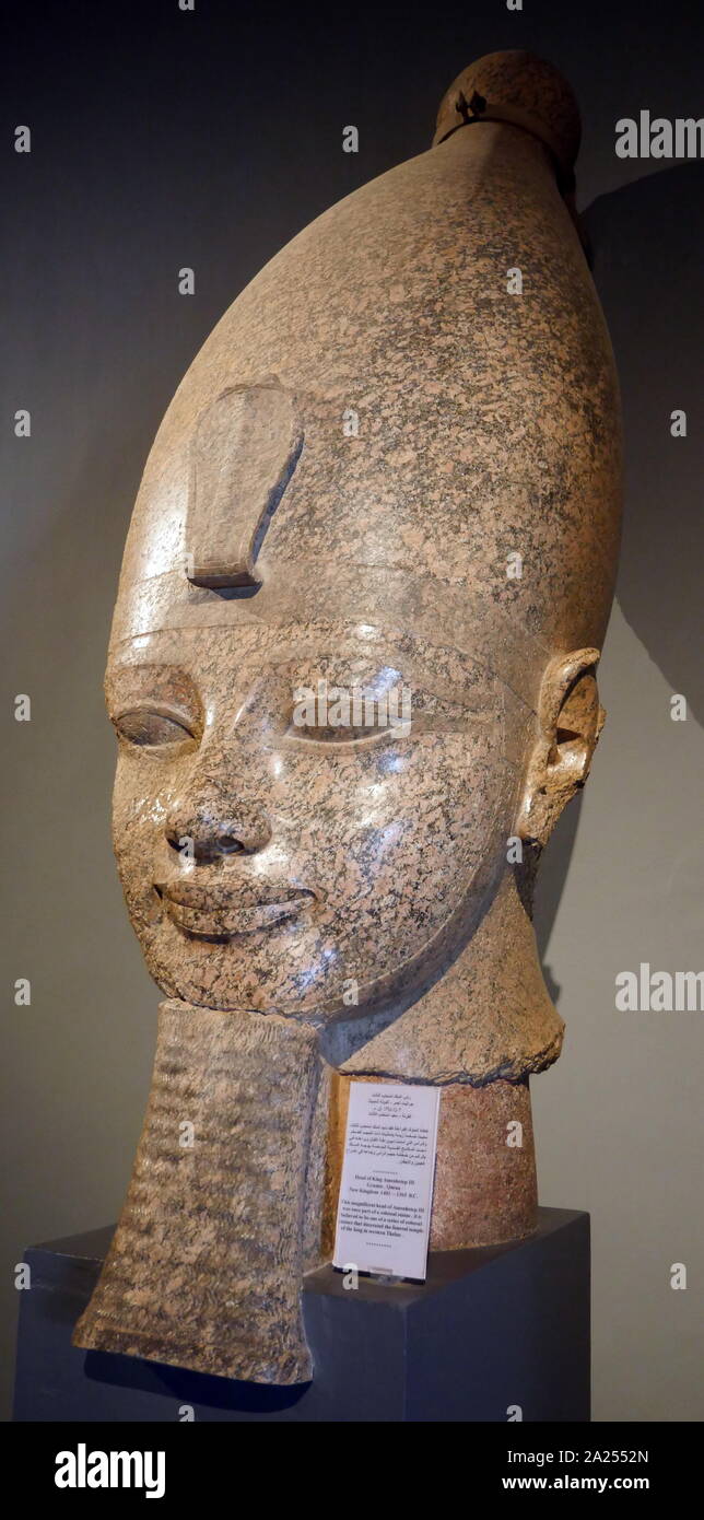 Testa del re Amenofi III. Granito, Nuovo Regno 1403-1365 A.C. Amenhotep III (Ellenizzata come Amenophis III; Amana egiziano-?atpa; significato Amon è soddisfatto), anche noto come Amenhotep il magnifico, era il nono faraone della XVIII dinastia. Foto Stock