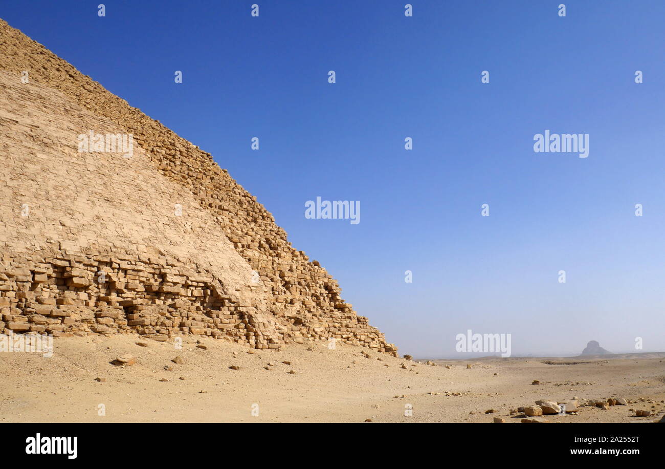 La Piramide piegata è un' antica piramide egizia situato presso il Royal necropoli di Dahshur, circa quaranta chilometri a sud del Cairo, costruito sotto il regno antico faraone Sneferu (c. 2600 BC). Un esempio unico di precoce sviluppo piramide in Egitto, questa è stata la seconda piramide costruita da Sneferu. La Piramide piegata sorge dal deserto a 54 gradi di inclinazione, ma la sezione superiore (sopra i 47 metri) è costruito a profondità ridotta angolazione di 43 gradi, prestito la piramide è molto evidente 'piegato' aspetto. Foto Stock