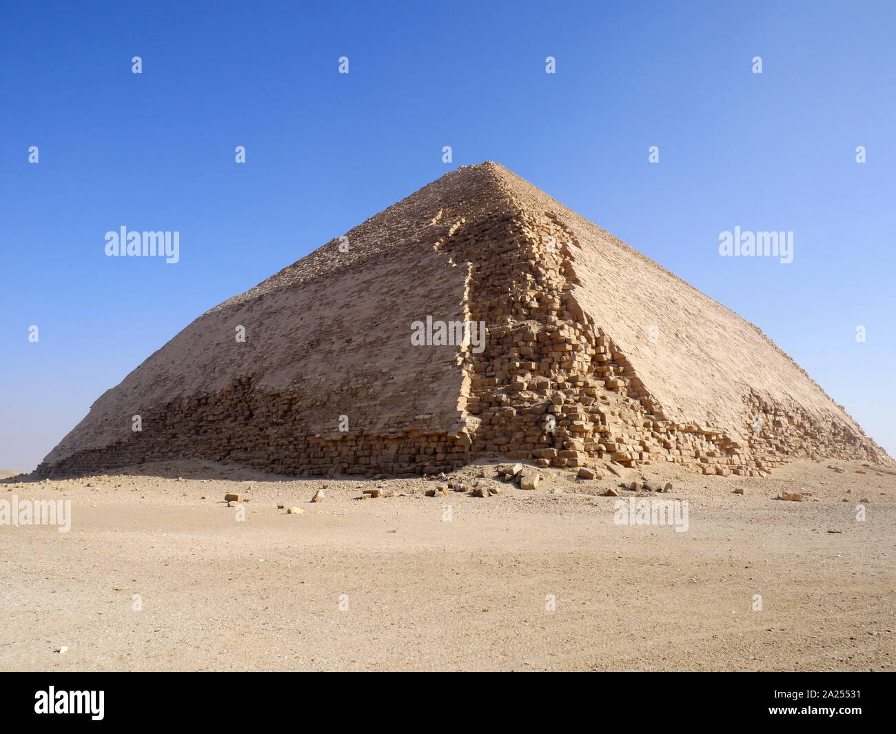 La Piramide piegata è un' antica piramide egizia situato presso il Royal necropoli di Dahshur, circa quaranta chilometri a sud del Cairo, costruito sotto il regno antico faraone Sneferu (c. 2600 BC). Un esempio unico di precoce sviluppo piramide in Egitto, questa è stata la seconda piramide costruita da Sneferu. La Piramide piegata sorge dal deserto a 54 gradi di inclinazione, ma la sezione superiore (sopra i 47 metri) è costruito a profondità ridotta angolazione di 43 gradi, prestito la piramide è molto evidente 'piegato' aspetto. Foto Stock
