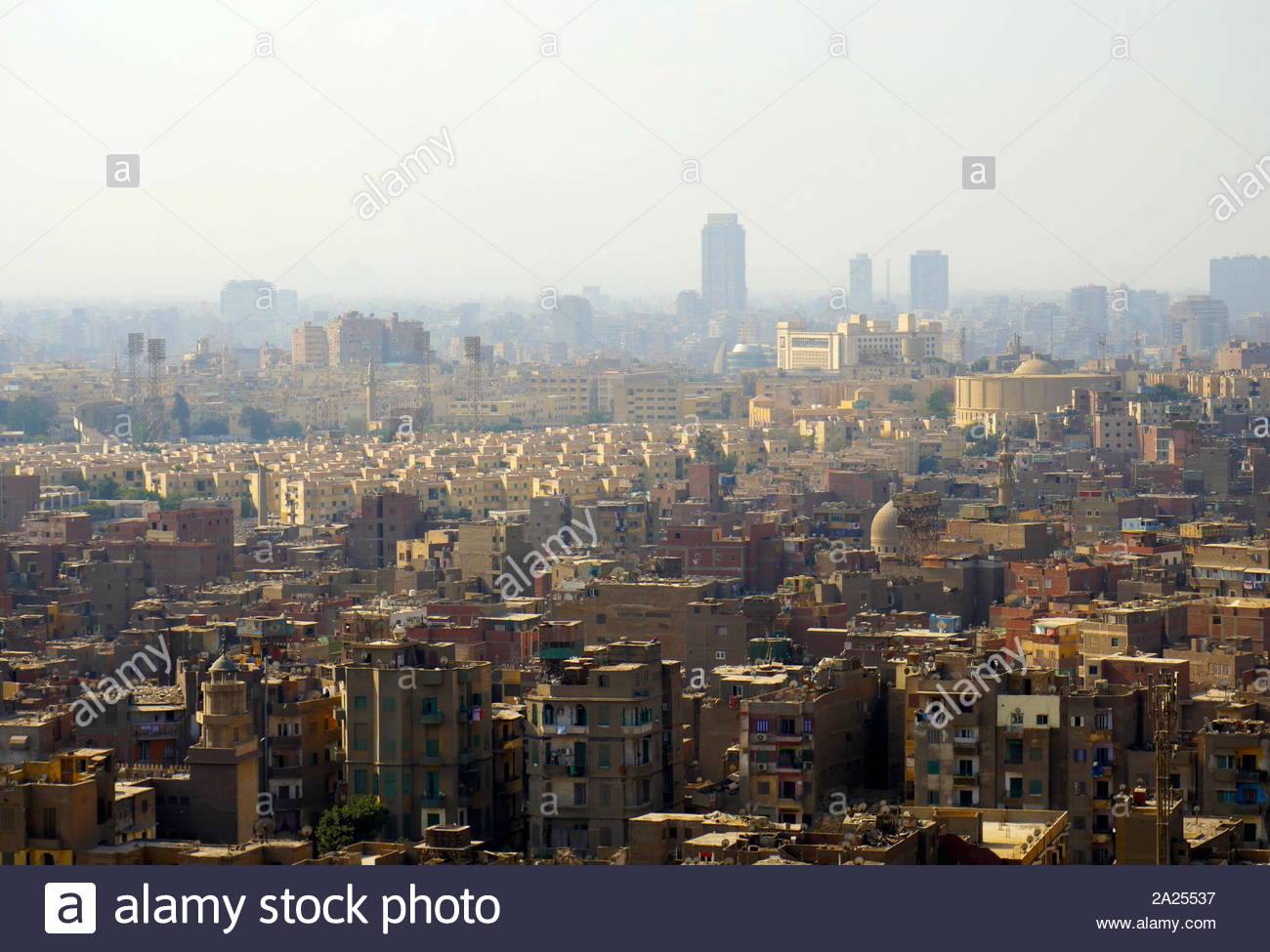 Lo smog attraverso il Cairo; la capitale e la città più grande dell'Egitto. La città di area metropolitana è il più grande in Medio Oriente e il mondo arabo e il 15th-più grande al mondo. Il Cairo soffre di elevati livelli di inquinamento e di traffico. Foto Stock