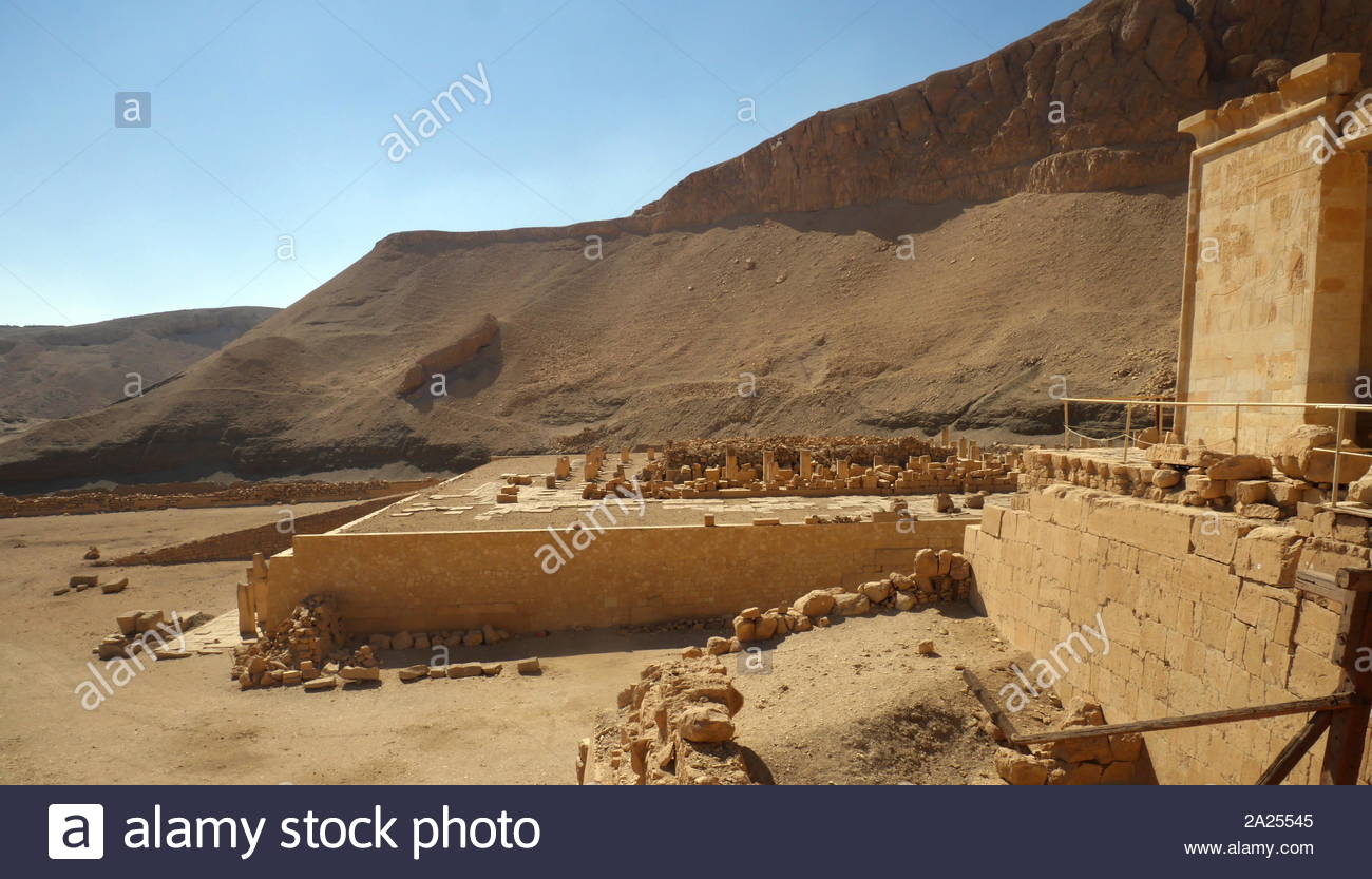 Mentuhotep II il tempio a Deir el-Bahari, mortuaria templi e tombe, nei pressi di Luxor in Egitto. Esso è stato costruito intorno al 2000 A.C. Durante la XI dinastia. Nebhepetre Mentuhotep II (regnò c. 2061 BC - 2010 BC) era un faraone della XI dinastia che regnò per 51 anni. Mentuhotep II il più ambizioso e innovativo progetto di costruzione resta la sua grande tempio mortuario. Le molte innovazioni architettoniche del Tempio segnare una rottura con la vecchia tradizione Regno della piramide complessi e prefigurano i templi di milioni di anni del nuovo regno Foto Stock