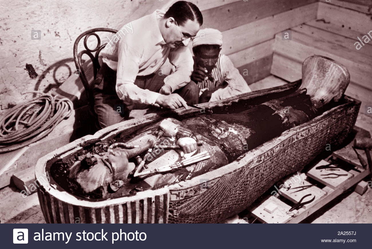 (Sinistra) Howard Carter (1874 - 1939) Il British archeologo e dopo aver scoperto la tomba intatta (designato KV62) della XVIII dinastia faraone Tutankhamon (colloquialmente noto come 'King Tut " e " il ragazzo re'), nel novembre 1922. Foto Stock