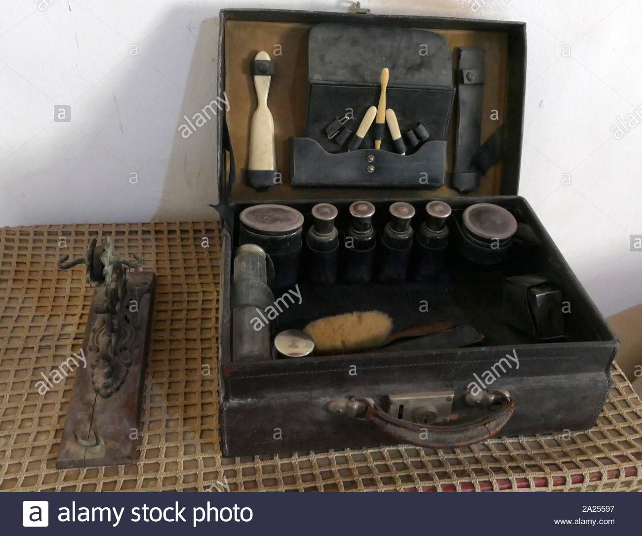 Kit di rasatura utilizzato da Howard Carter, a casa sua, mentre egli ha soggiornato in Cisgiordania nei pressi di Luxor, durante i suoi scavi in Egitto. Howard Carter House è notevole con il suo tetto a cupola e lussureggianti giardini che circondano la proprietà della casa in cui è considerato un museo, è nella sua forma originale e l'interno ancora case tutti gli attrezzi originali, mappe, vecchio record giocatore completi con i record che Carter ha giocato in quel momento, antichi arredi originali e una replica della tomba di Tutankhamon che Carter scoprì. Foto Stock