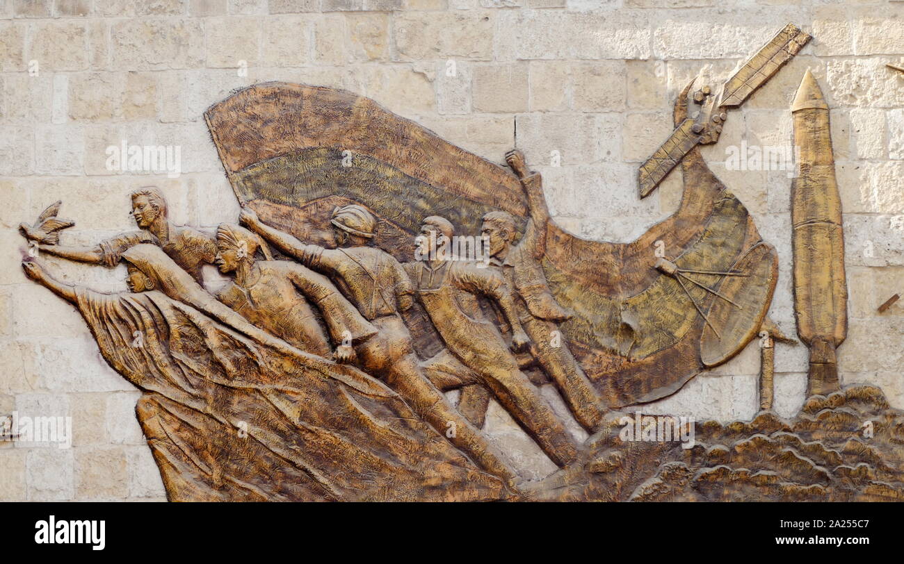 La vittoria al fianco di scienza. Bronzo a rilievo Nazionale Egiziano museo militare al Cairo, Egitto. Foto Stock