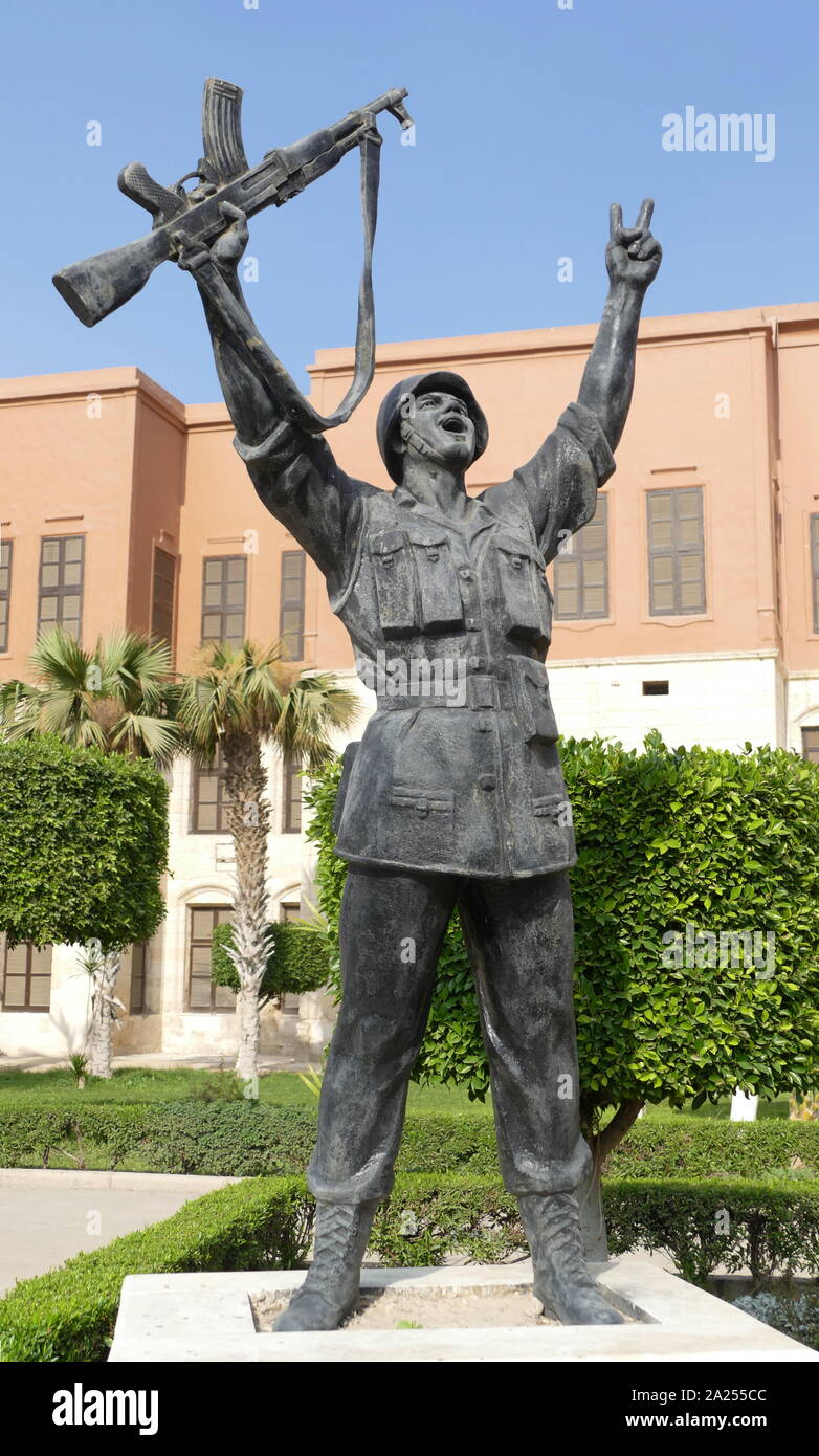 Statua di un soldato vittorioso a Nazionale Egiziano museo militare al Cairo, Egitto. Foto Stock