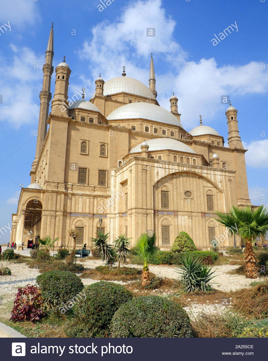 La grande moschea di Muhammad Ali Pasha o la moschea di alabastro, nella Cittadella del Cairo in Egitto. commissionato da Muhammad Ali Pasha tra il 1830 e il 1848. Situato sulla cima della cittadella, questa moschea ottomana, il più grande di essere costruita nella prima metà del XIX secolo. La moschea è stata costruita in memoria di Tusun Pascià, Muhammad Ali più antichi del figlio che morì nel 1816. Foto Stock