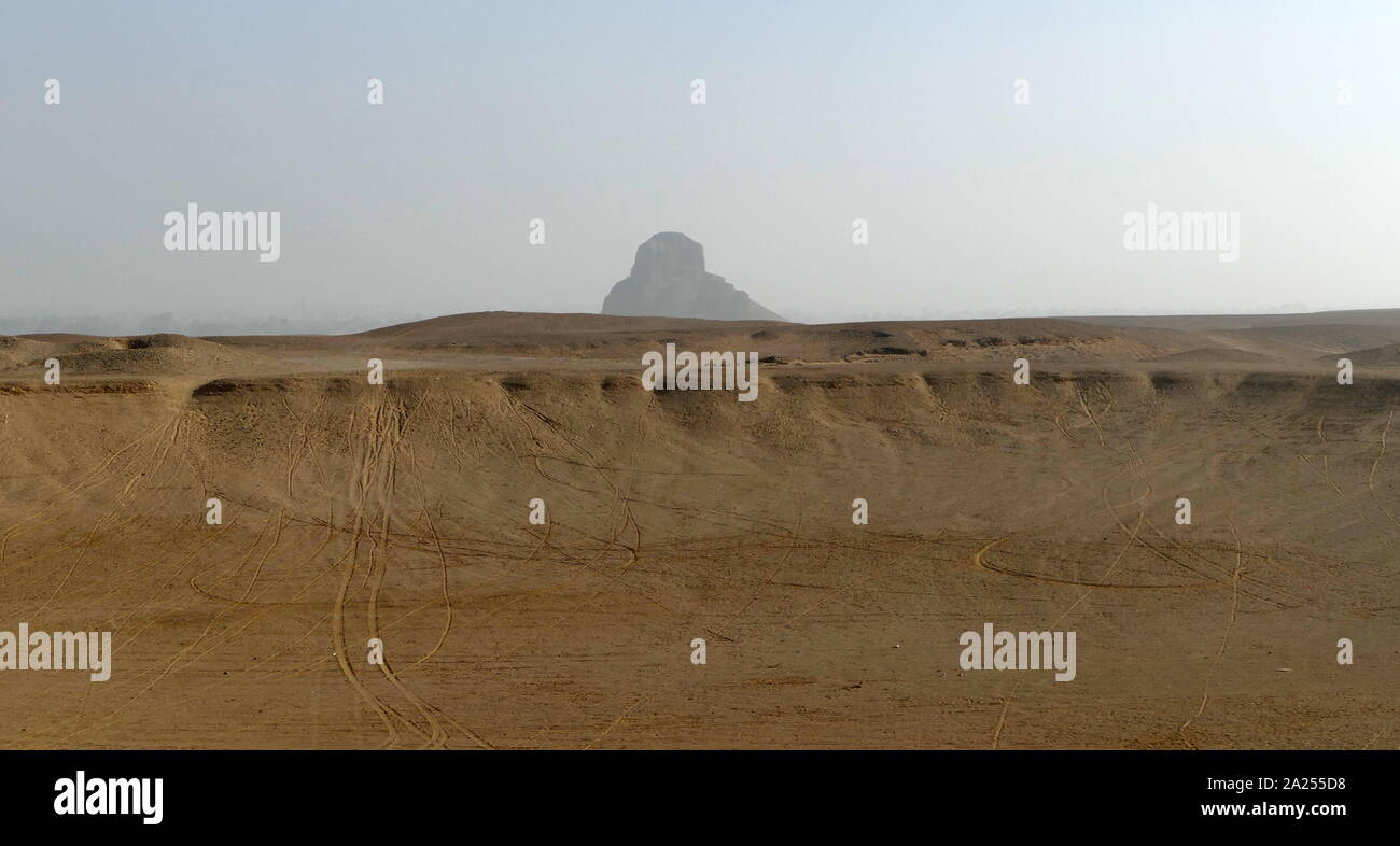 La piramide di Amenemhat III, a Dasher, Egitto. La Piramide nera è stato costruito da Re Amenemhat III durante il Medio Regno d'Egitto (2055-1650 a.C.). Si tratta di uno dei restanti cinque piramidi dell'originale undici piramidi di Dahshur in Egitto. Originariamente chiamato Amenemhat è potente, la piramide ha meritato il nome di "Black Piramide' per il suo oscuro, decadendo aspetto come un cumulo di macerie. La Piramide nera è stata la prima a casa sia il defunto il faraone e la sua regine Foto Stock