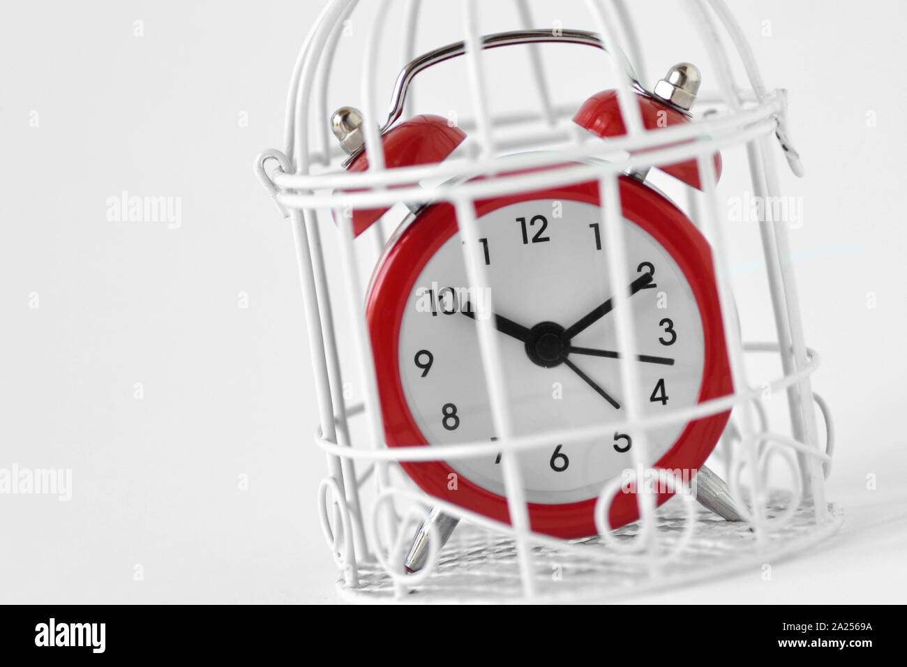 Close-up di sveglia rossa in una gabbia - Concetto di limite di tempo Foto Stock