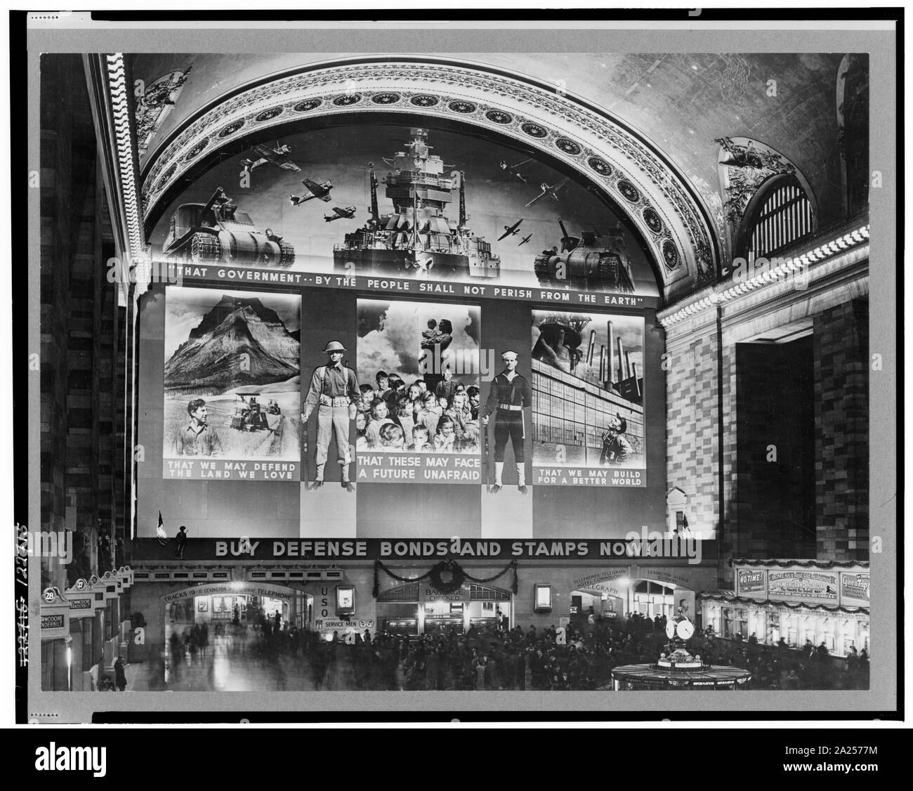 Foto murale per promuovere le vendite dei legami della difesa, nel piazzale di Grand Central Terminal; New York, New York. Foto murale per promuovere le vendite dei legami di difesa, progettato da Farm Security Administration, nel piazzale di Grand Central Terminal concourse; Foto Stock