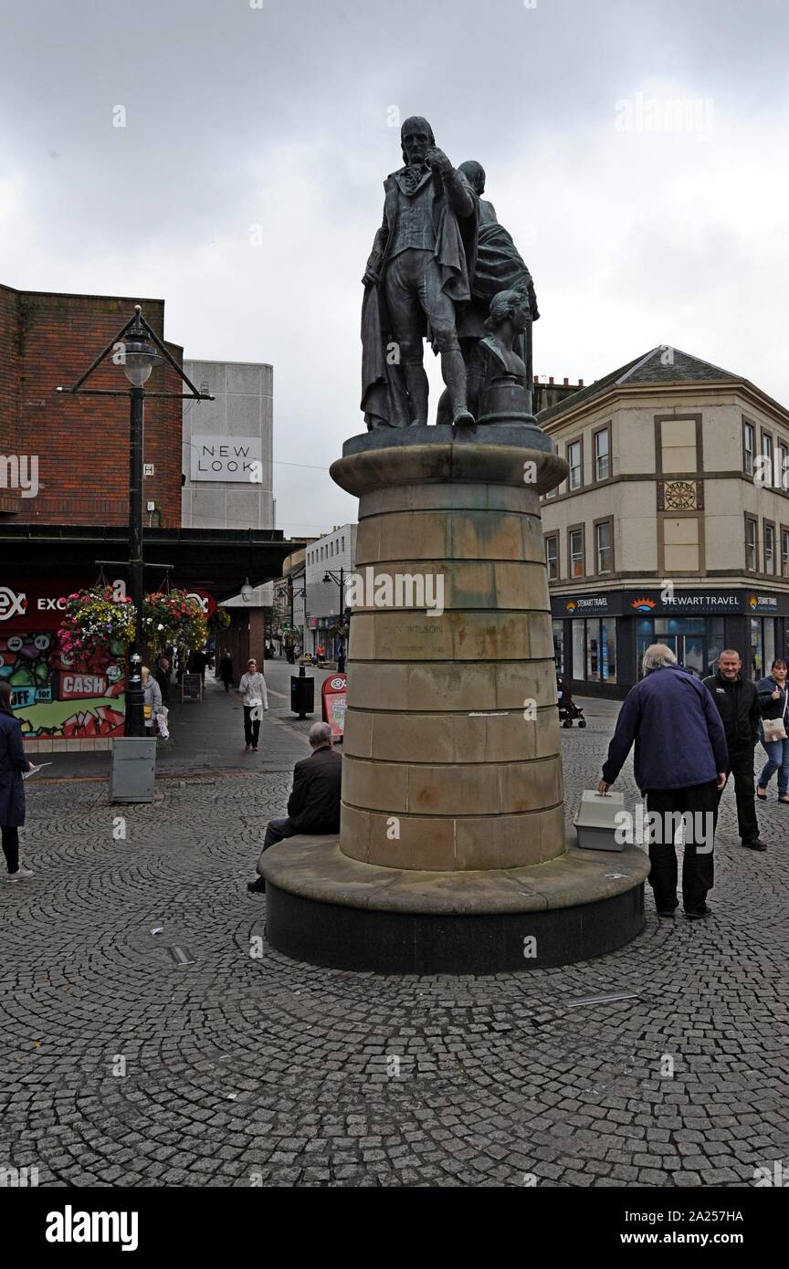 Una statua di Robbie Burns e John Wilson, che ha stampato il suo primo poesie, a Kilmarnock, Ayrshire, in Scozia Foto Stock