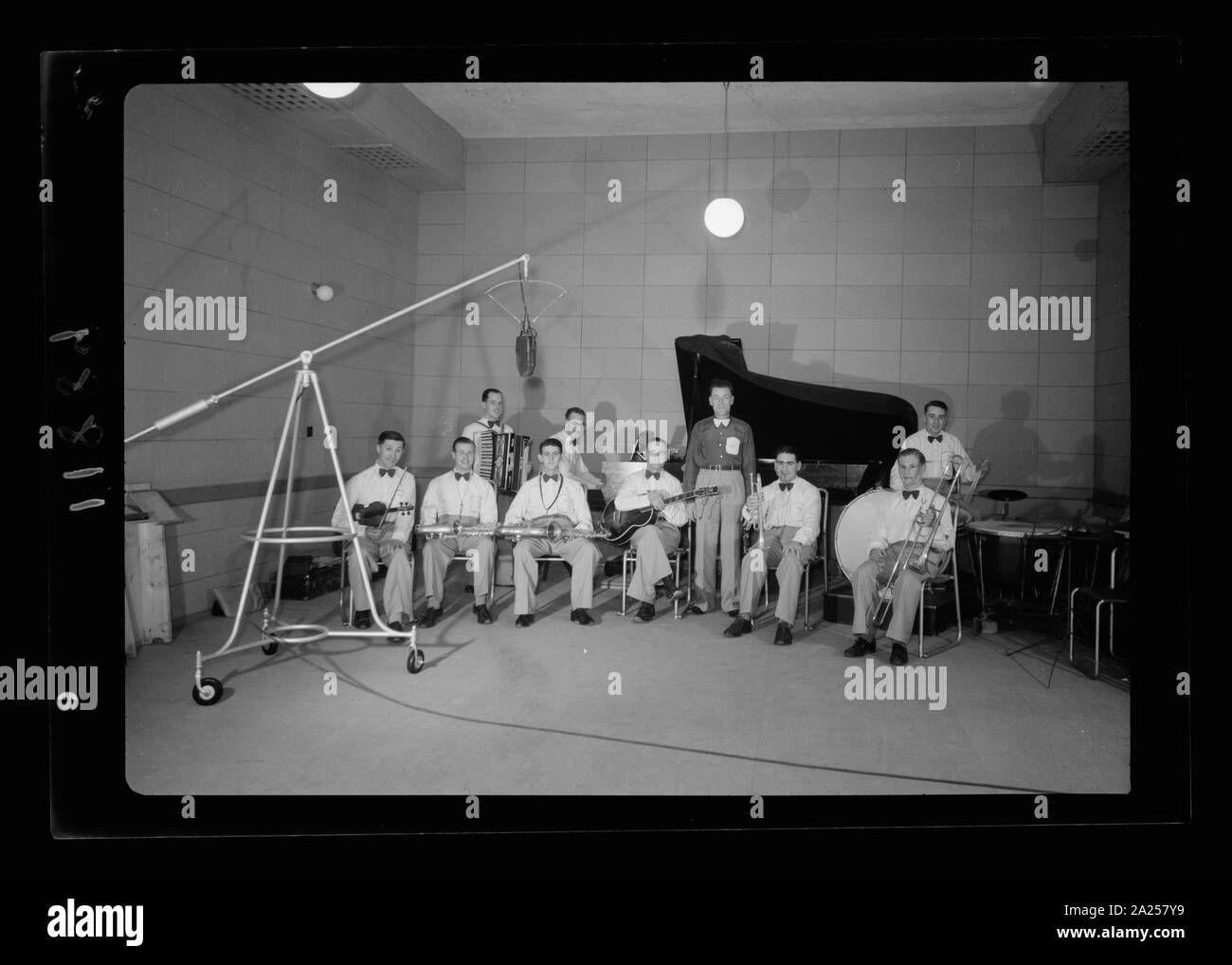 Foto scattata in Palestina Broadcasting Service Studios, Gerusalemme. Banda Militare in studio, la radiodiffusione Foto Stock