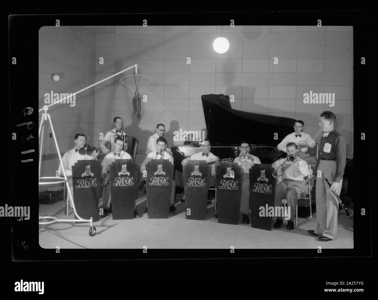 Foto scattata in Palestina Broadcasting Service Studios, Gerusalemme. Banda Militare in studio, la radiodiffusione, più vicino Foto Stock