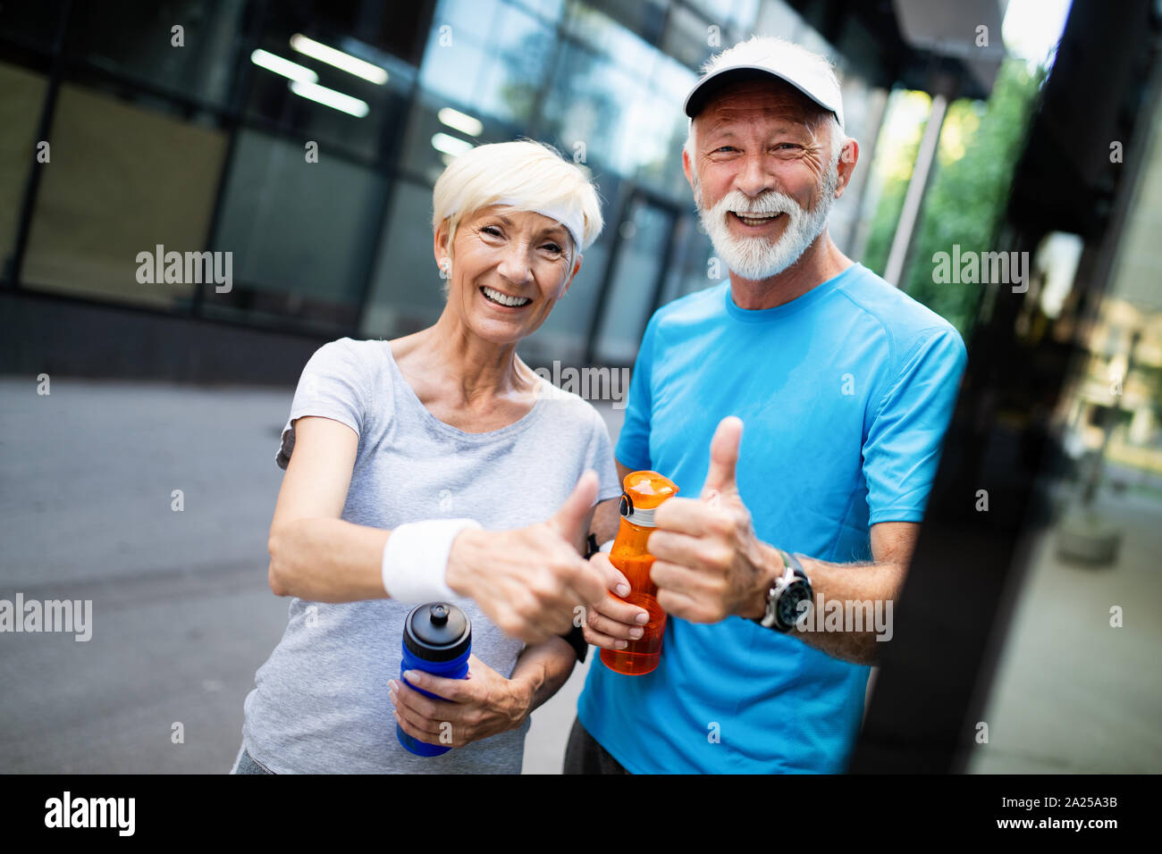 Esecuzione di Coppia matura congratularmi e felice di finire il loro allenamento mattutino Foto Stock