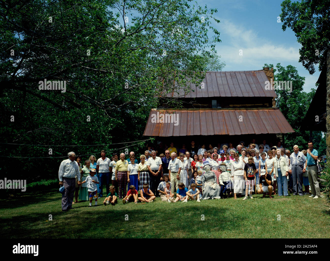 Fotografo Carol M. Highsmith il ricongiungimento familiare a capanne di legno dove suo nonno e Bisnonno sono nati in Wentworth, Carolina del Nord Foto Stock