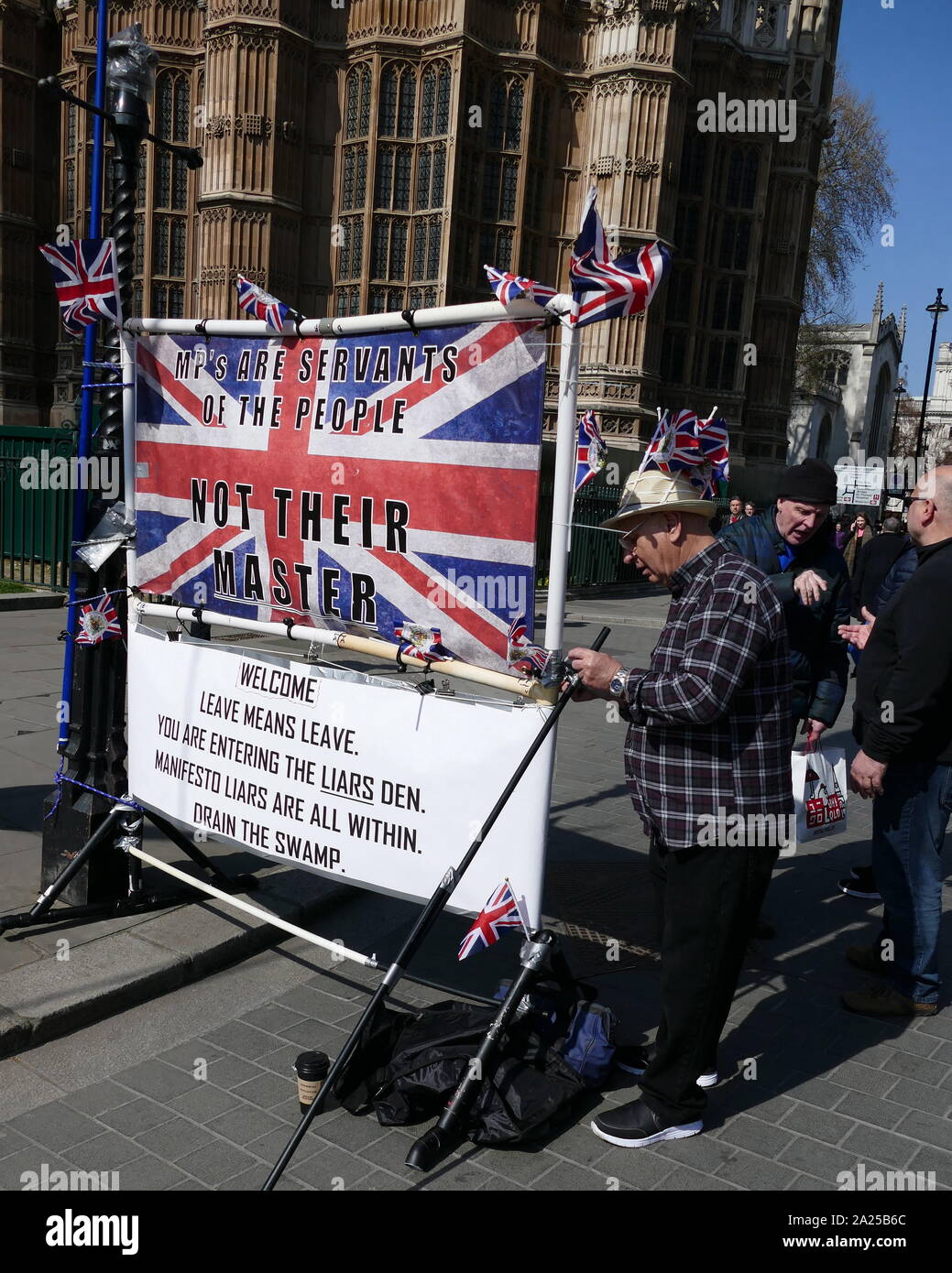 Brexit "lascia" protesta al Parlamento a Londra, Aprile 2019.Brexit è il processo del ritiro del Regno Unito (UK) dall'Unione europea (UE). A seguito di un referendum tenutosi il 23 giugno 2016 in cui 51,9 per cento di quelle supportate di voto a lasciare l'UE Foto Stock