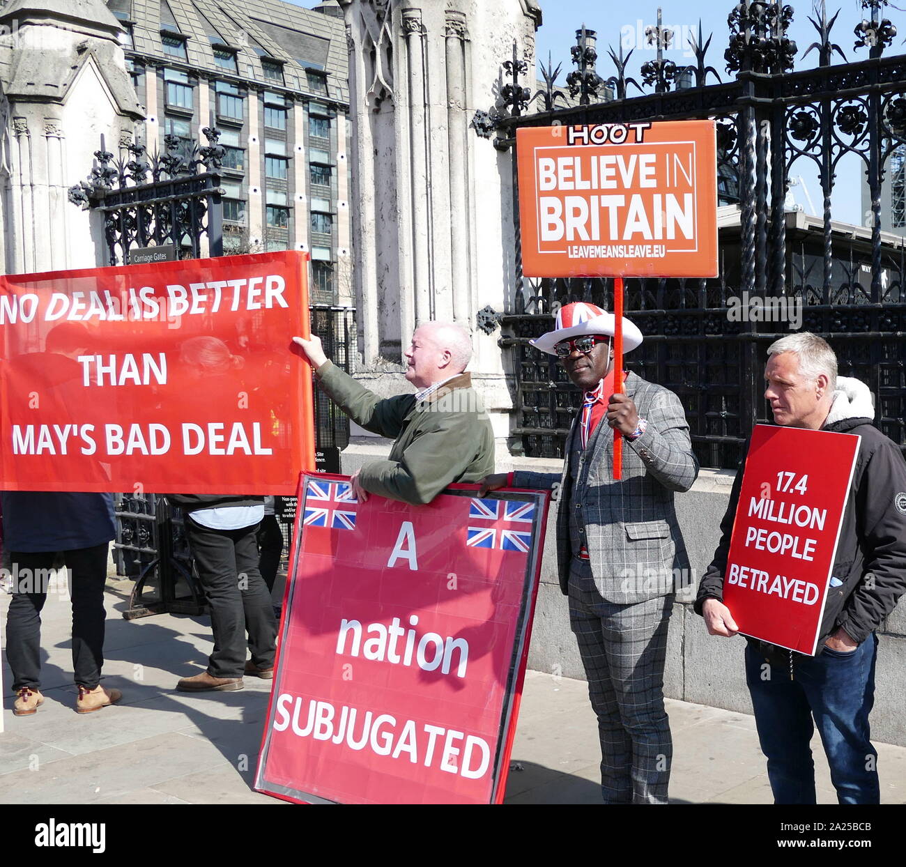 Brexit 'lasciare' manifestanti dimostrando al parlamento di Londra, Aprile 2019.Brexit è il processo del ritiro del Regno Unito (UK) dall'Unione europea (UE). A seguito di un referendum tenutosi il 23 giugno 2016 in cui 51,9 per cento di quelle supportate di voto a lasciare l'UE Foto Stock