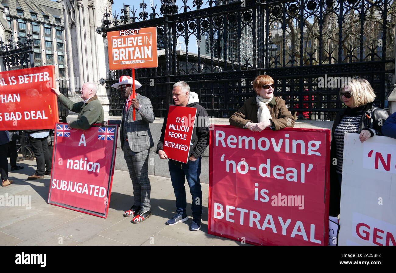 Brexit 'lasciare' manifestanti dimostrando al parlamento di Londra, Aprile 2019.Brexit è il processo del ritiro del Regno Unito (UK) dall'Unione europea (UE). A seguito di un referendum tenutosi il 23 giugno 2016 in cui 51,9 per cento di quelle supportate di voto a lasciare l'UE Foto Stock