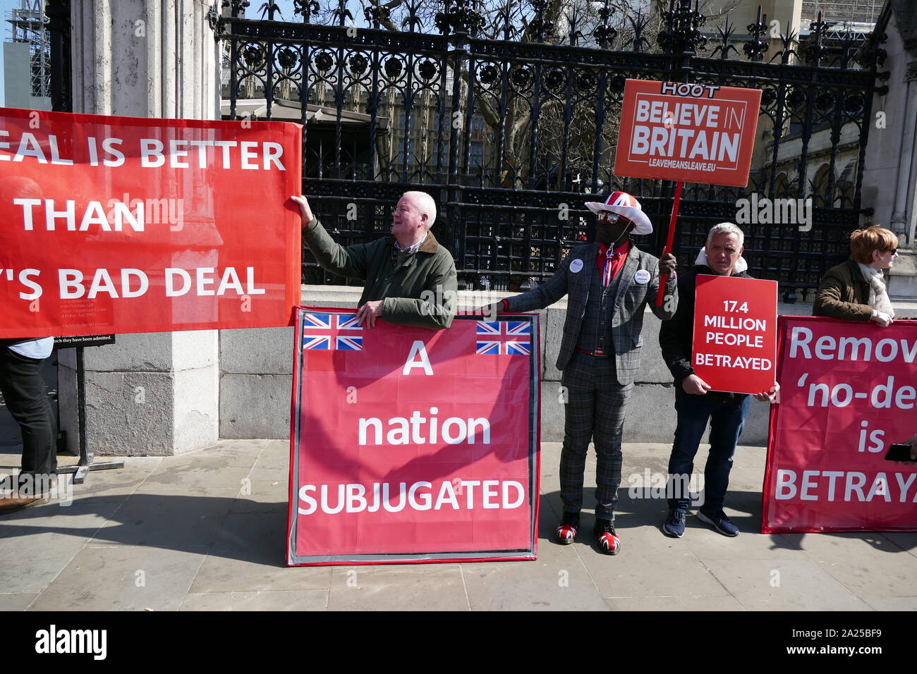Brexit 'lasciare' manifestanti dimostrando al parlamento di Londra, Aprile 2019.Brexit è il processo del ritiro del Regno Unito (UK) dall'Unione europea (UE). A seguito di un referendum tenutosi il 23 giugno 2016 in cui 51,9 per cento di quelle supportate di voto a lasciare l'UE Foto Stock
