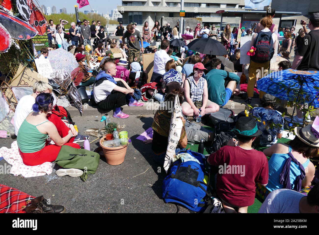 La Ribellione di estinzione il cambiamento climatico manifestanti protestare pacificamente, da occcupying Waterloo Bridge di Londra. Il 20 aprile 2019 Foto Stock