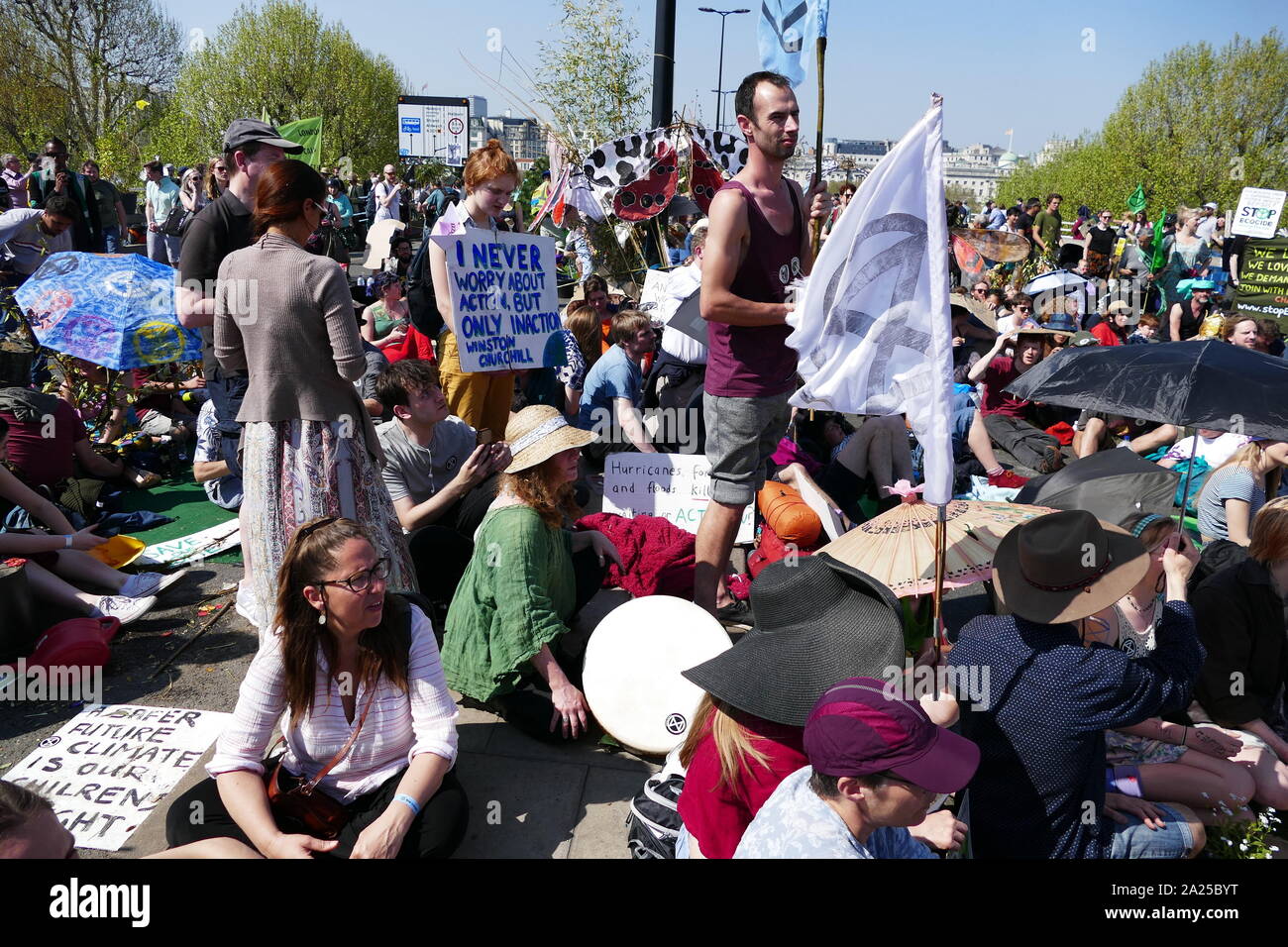 La Ribellione di estinzione il cambiamento climatico manifestanti protestare pacificamente, da occcupying Waterloo Bridge di Londra. Il 20 aprile 2019 Foto Stock