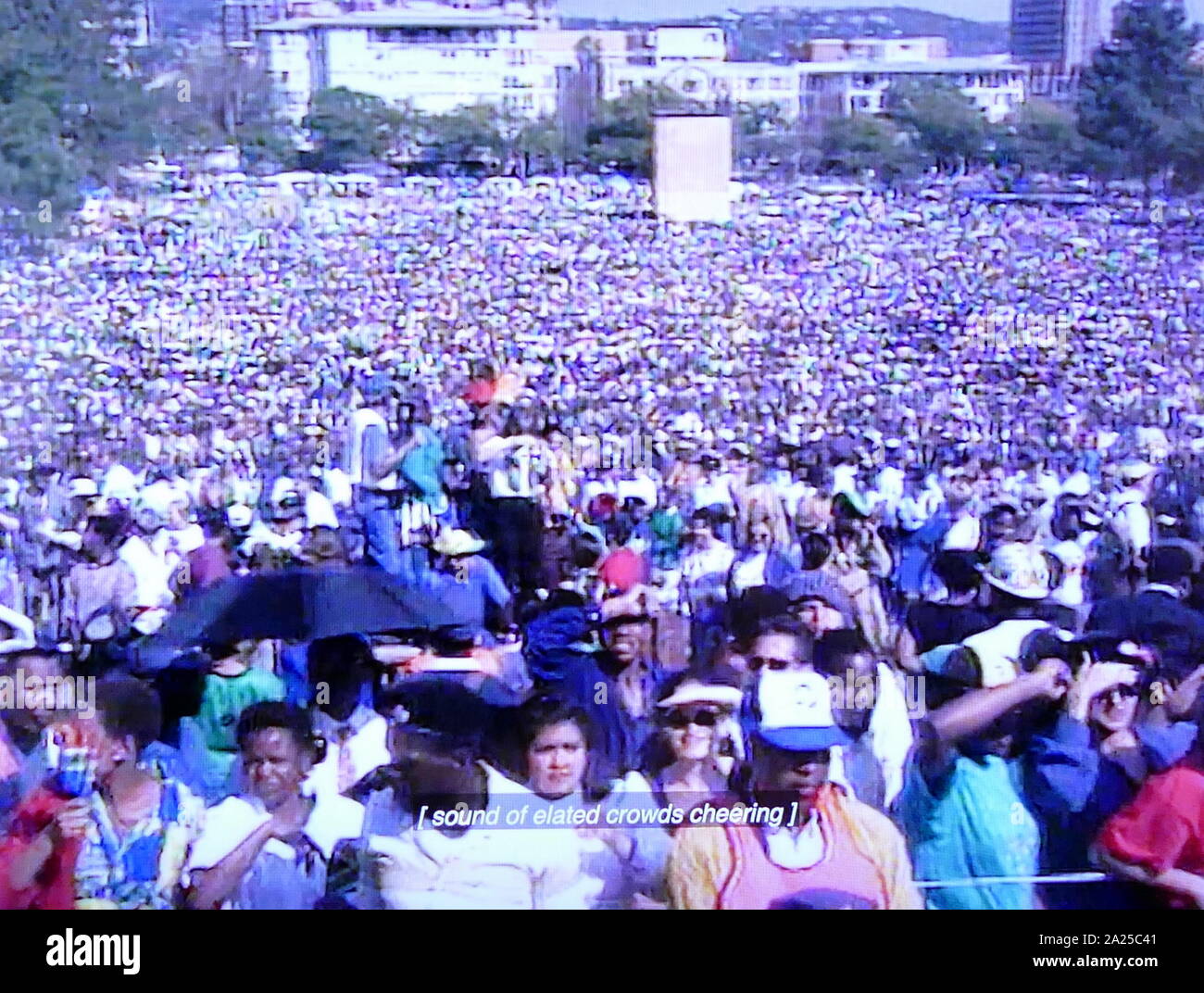 Ripresa televisiva della cerimonia di insediamento del Presidente Nelson Mandela del Sud Africa, 1994. Nelson Rolihlahla Mandela (1918 - 2013), South African anti-apartheid rivoluzionario, leader politico; è servito come Presidente del Sud Africa dal 1994 al 1999 Foto Stock