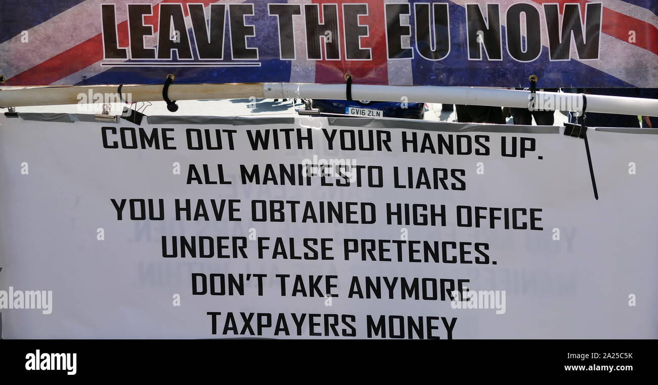 Brexit 'lasciare' protester banner al Parlamento a Londra, Aprile 2019.Brexit è il processo del ritiro del Regno Unito (UK) dall'Unione europea (UE). A seguito di un referendum tenutosi il 23 giugno 2016 in cui 51,9 per cento di quelle supportate di voto a lasciare l'UE Foto Stock