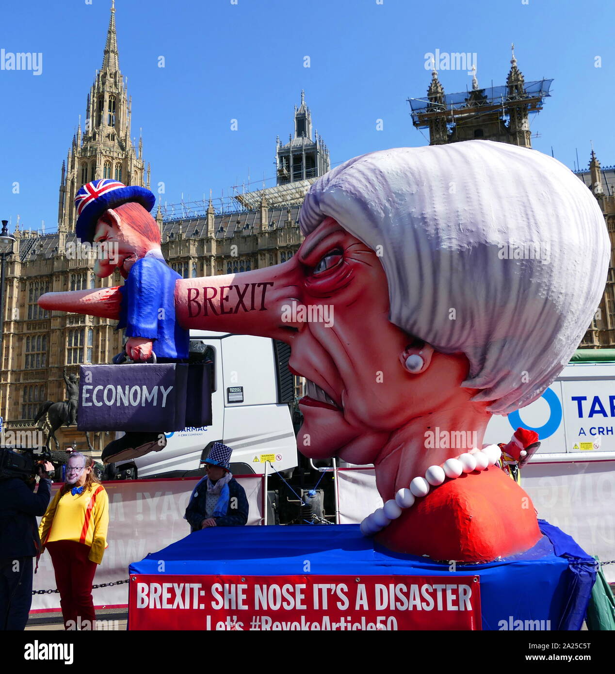 Theresa Maggio effigie a Brexit "rimanere" protesta al Parlamento a Londra, Aprile 2019.Brexit è il processo del ritiro del Regno Unito (UK) dall'Unione europea (UE). A seguito di un referendum tenutosi il 23 giugno 2016 in cui 51,9 per cento di quelle supportate di voto a lasciare l'UE Foto Stock