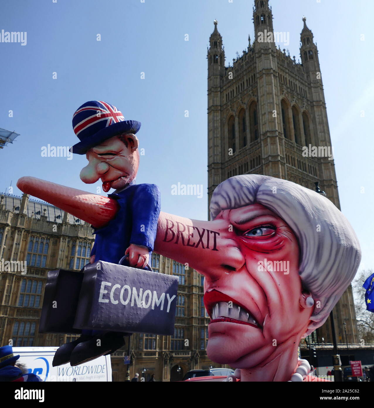 Theresa Maggio effigie a Brexit "rimanere" protesta al Parlamento a Londra, Aprile 2019.Brexit è il processo del ritiro del Regno Unito (UK) dall'Unione europea (UE). A seguito di un referendum tenutosi il 23 giugno 2016 in cui 51,9 per cento di quelle supportate di voto a lasciare l'UE Foto Stock
