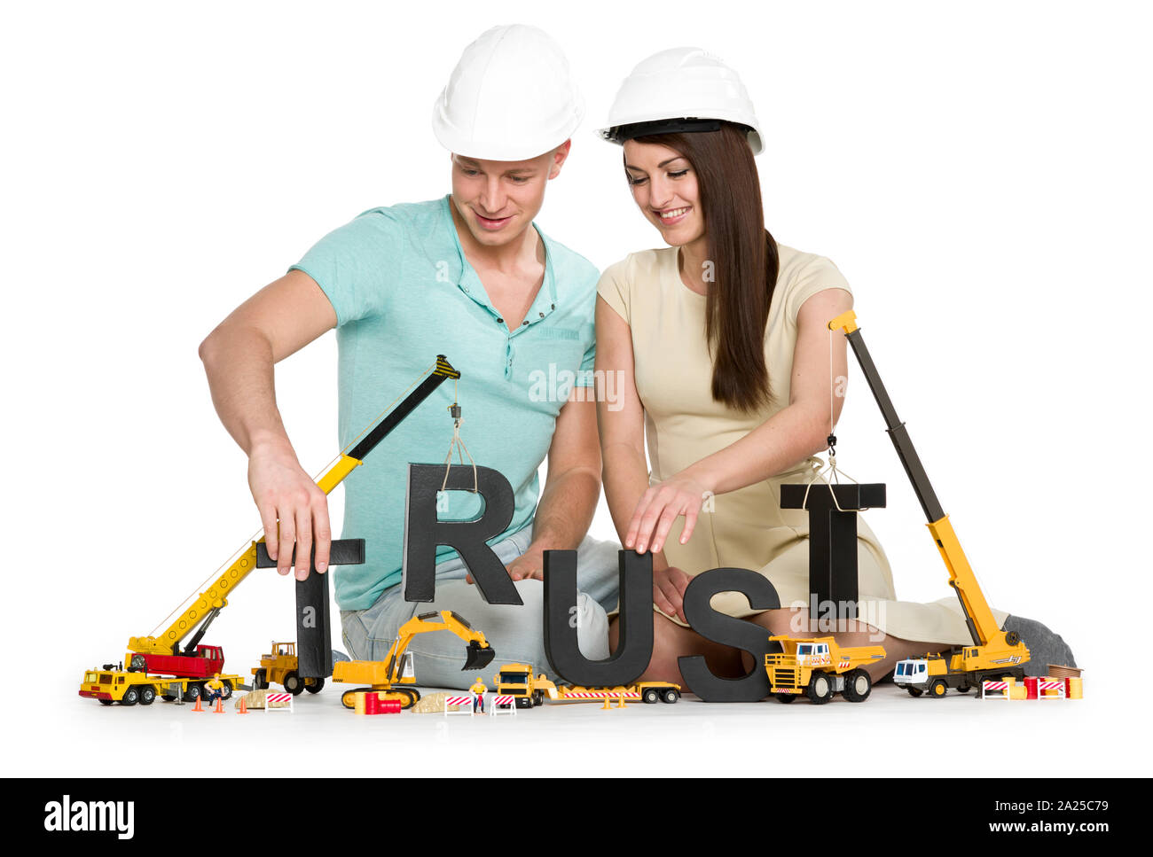 La definizione di relazioni di trust: giovane coppia sorridente con macchine costruzione della fiducia-parola. Foto Stock