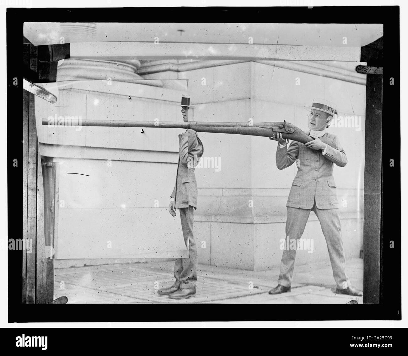 Fotomontaggio con uomini non identificati e della pistola Foto Stock