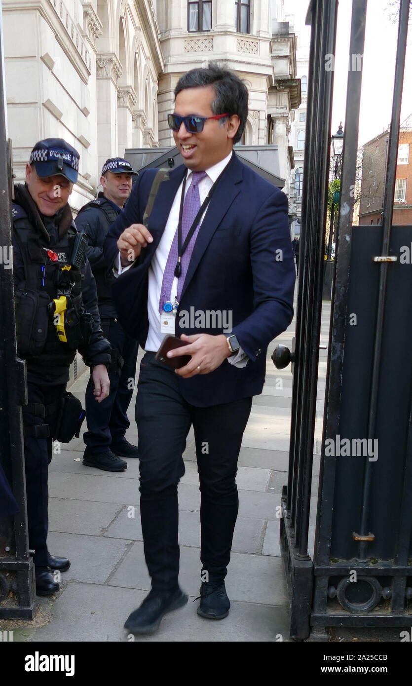 Faisal Islam (nato il 29 maggio 1977) British politica ed economia giornalista che dall'estate 2014 è stato il redattore politico di Sky News. Visto d'ingresso a Downing Street Aprile 2019 Foto Stock