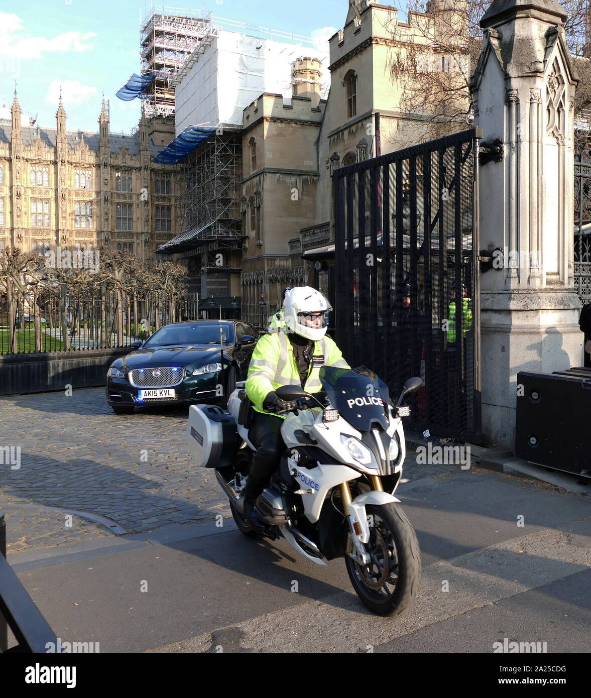 Il primo ministro Theresa Maggio della polizia di scorta del motore come lei lascia il Parlamento segue dibattito Brexit, Aprile 2019 Foto Stock