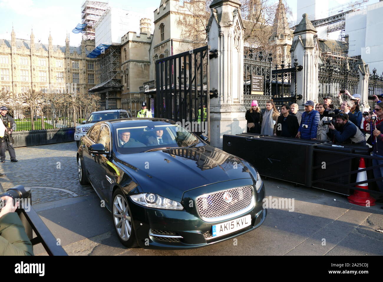 Il primo ministro Theresa Maggio della polizia di scorta del motore come lei lascia il Parlamento segue dibattito Brexit, Aprile 2019 Foto Stock