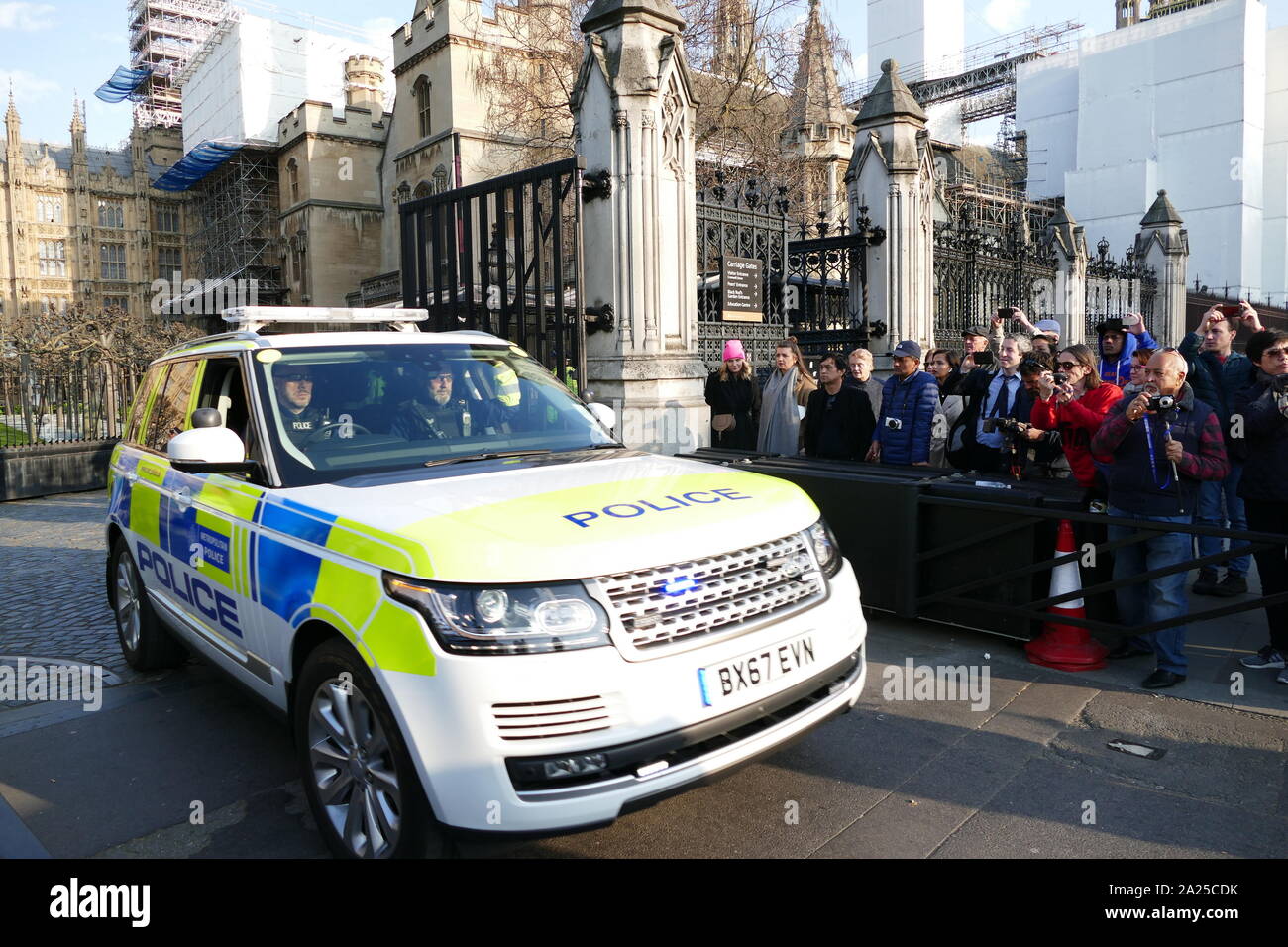 Il primo ministro Theresa Maggio della polizia di scorta del motore come lei lascia il Parlamento segue dibattito Brexit, Aprile 2019 Foto Stock