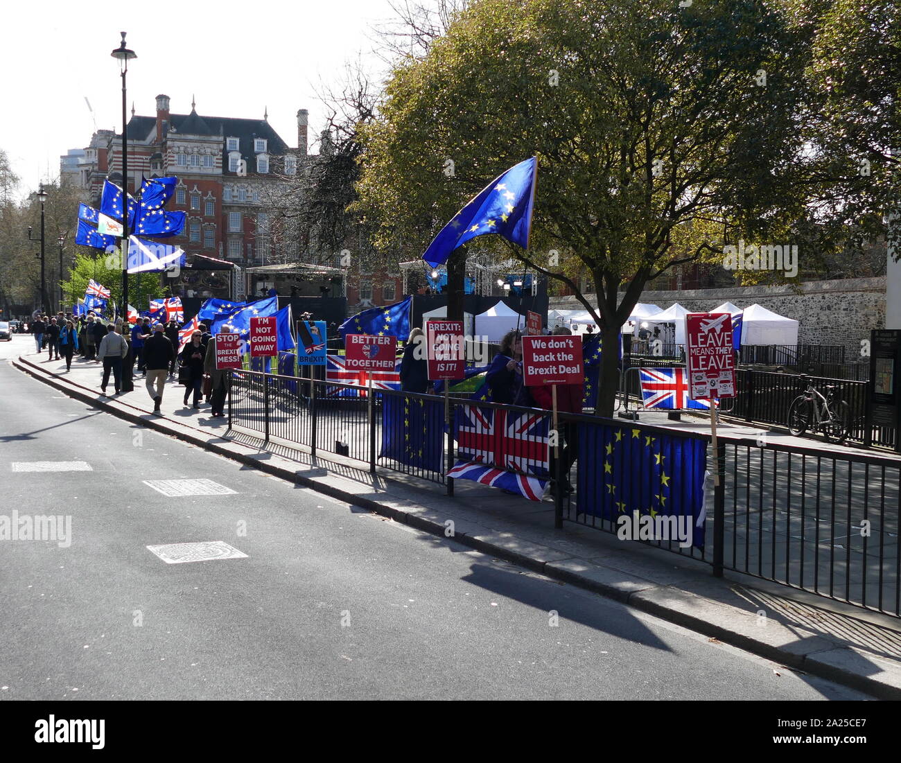 Rimanere' protestare presso il parlamento di Londra, aprile 2019. Rimangono gli attivisti volevano che il Regno Unito di rimanere all'interno dell'UE. Brexit è il processo del ritiro del Regno Unito (UK) dall'Unione europea (UE). A seguito di un referendum tenutosi il 23 giugno 2016 in cui 51,9 per cento di quelle supportate di voto a lasciare l'UE Foto Stock